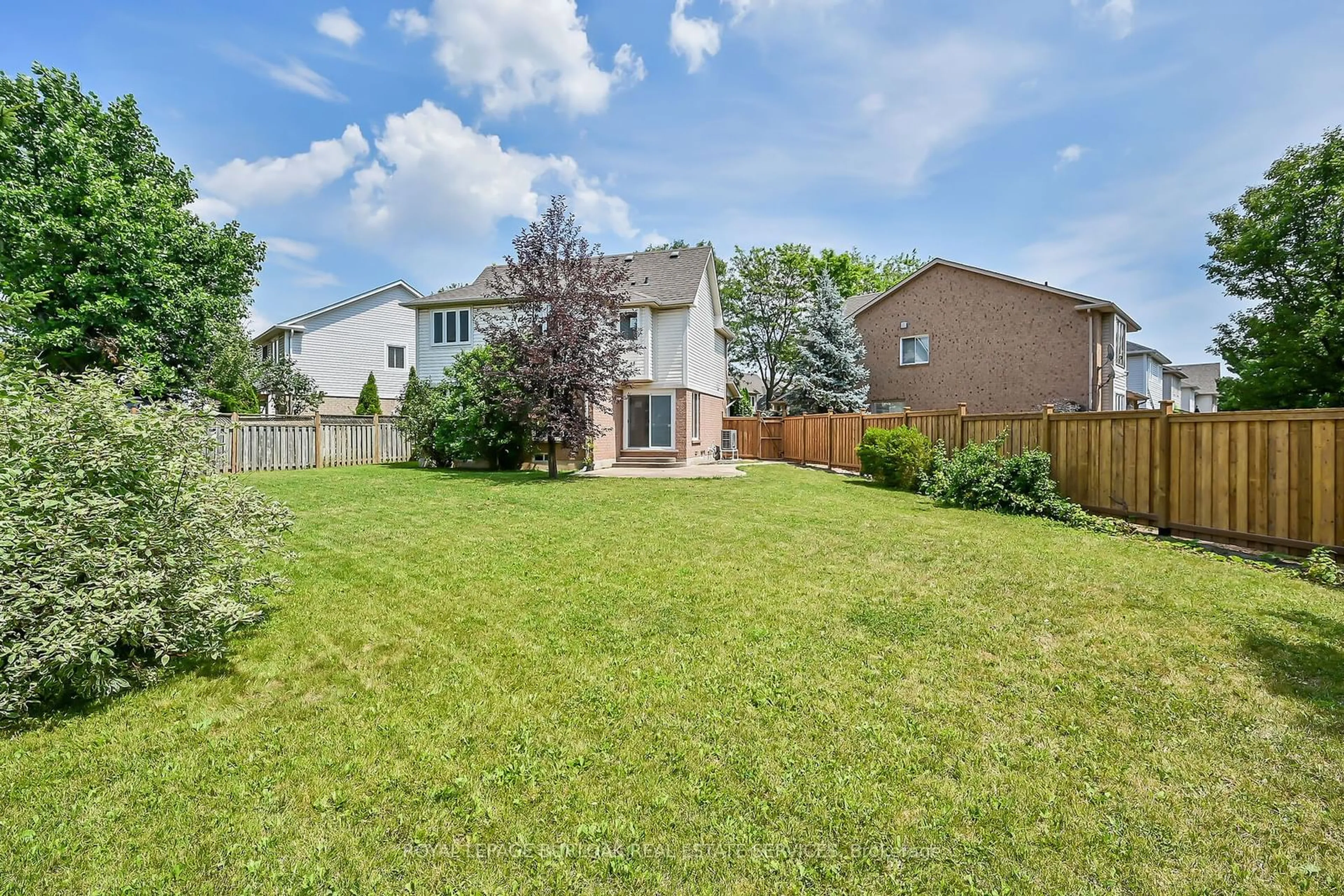 A pic from outside/outdoor area/front of a property/back of a property/a pic from drone, unknown for 2170 Birchleaf Lane, Burlington Ontario L7L 6G8