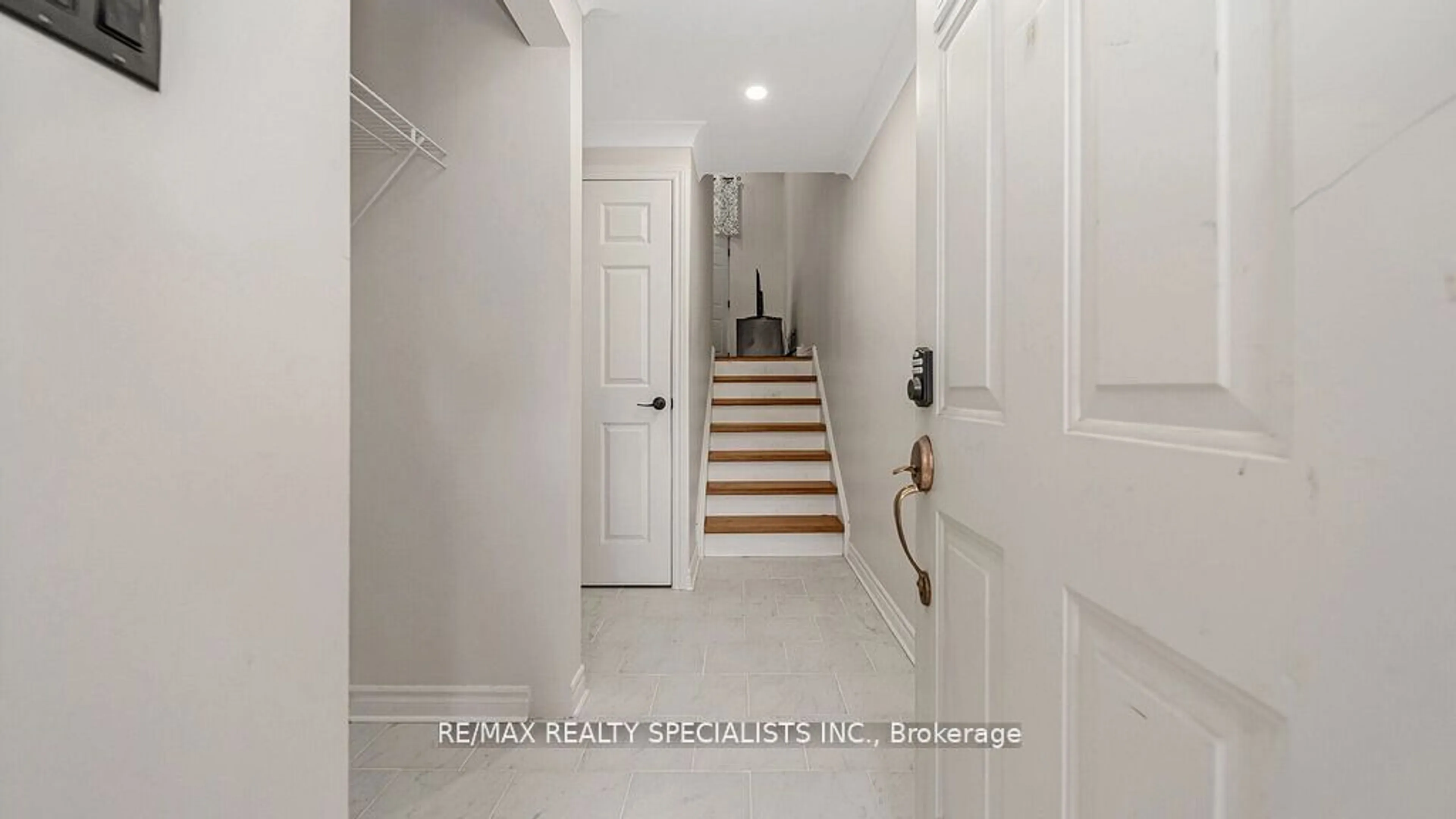 Indoor entryway for 31 Briar Path, Brampton Ontario L6T 2A3