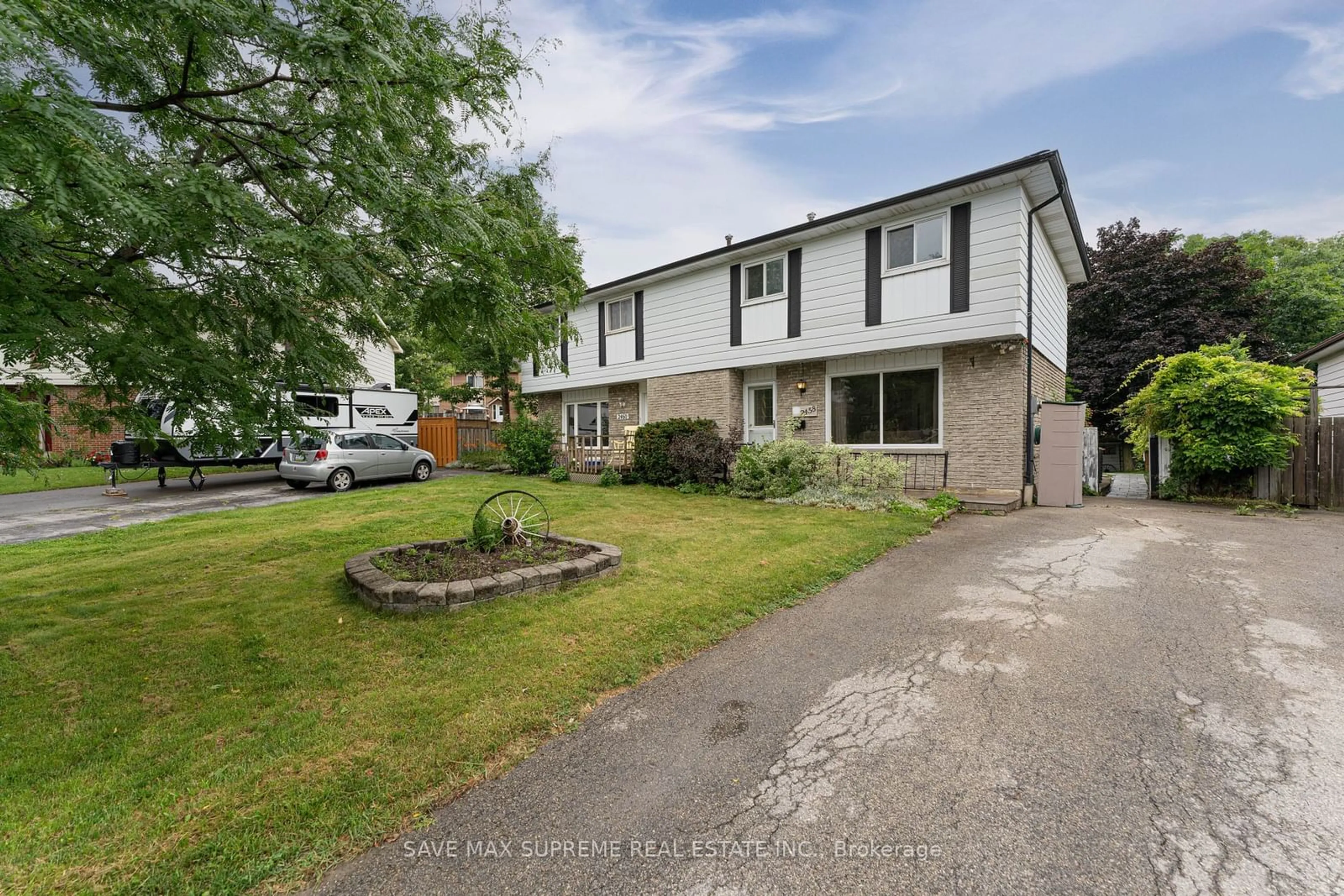 A pic from outside/outdoor area/front of a property/back of a property/a pic from drone, street for 2458 Martin Crt, Burlington Ontario L7P 2V2