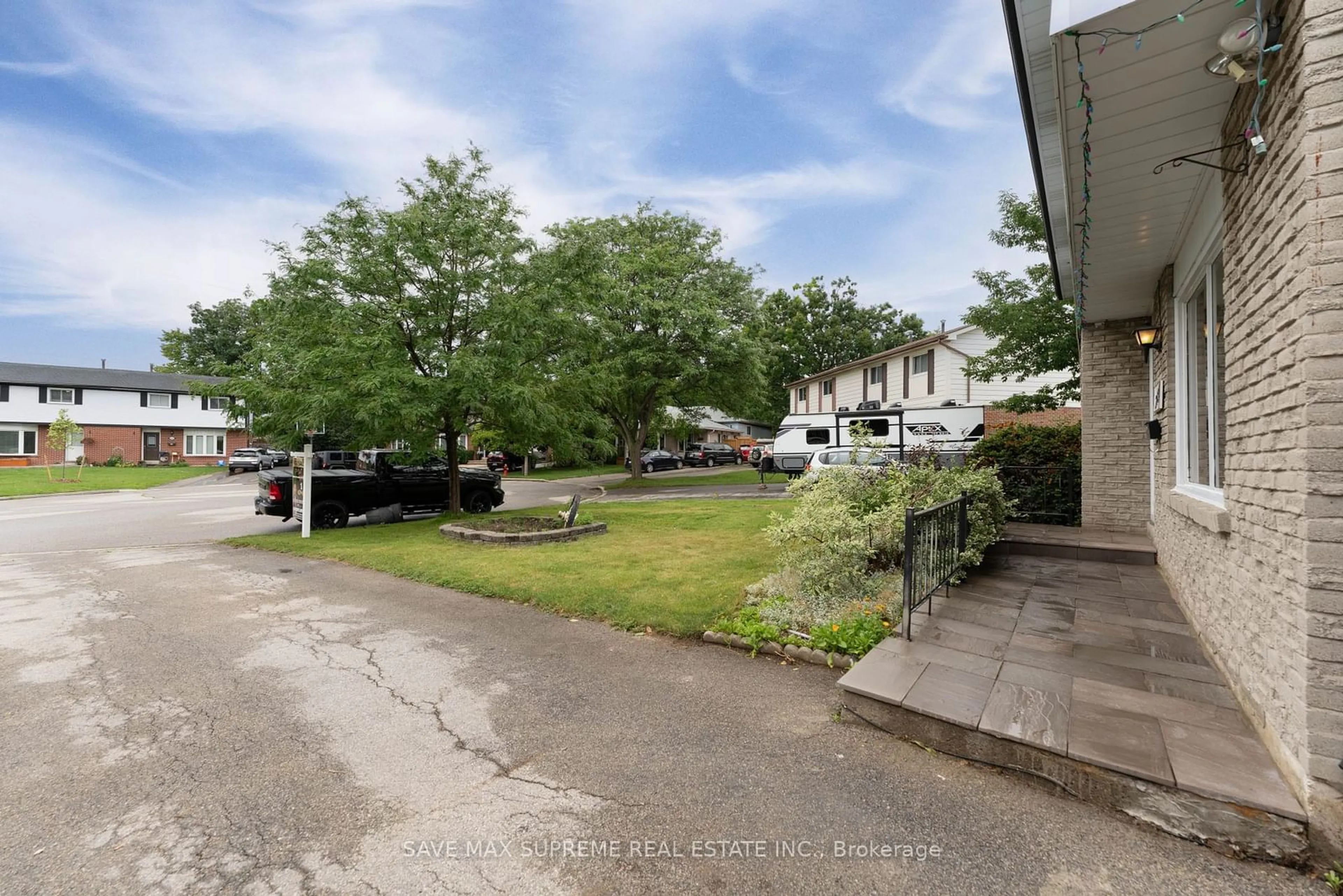 A pic from outside/outdoor area/front of a property/back of a property/a pic from drone, street for 2458 Martin Crt, Burlington Ontario L7P 2V2