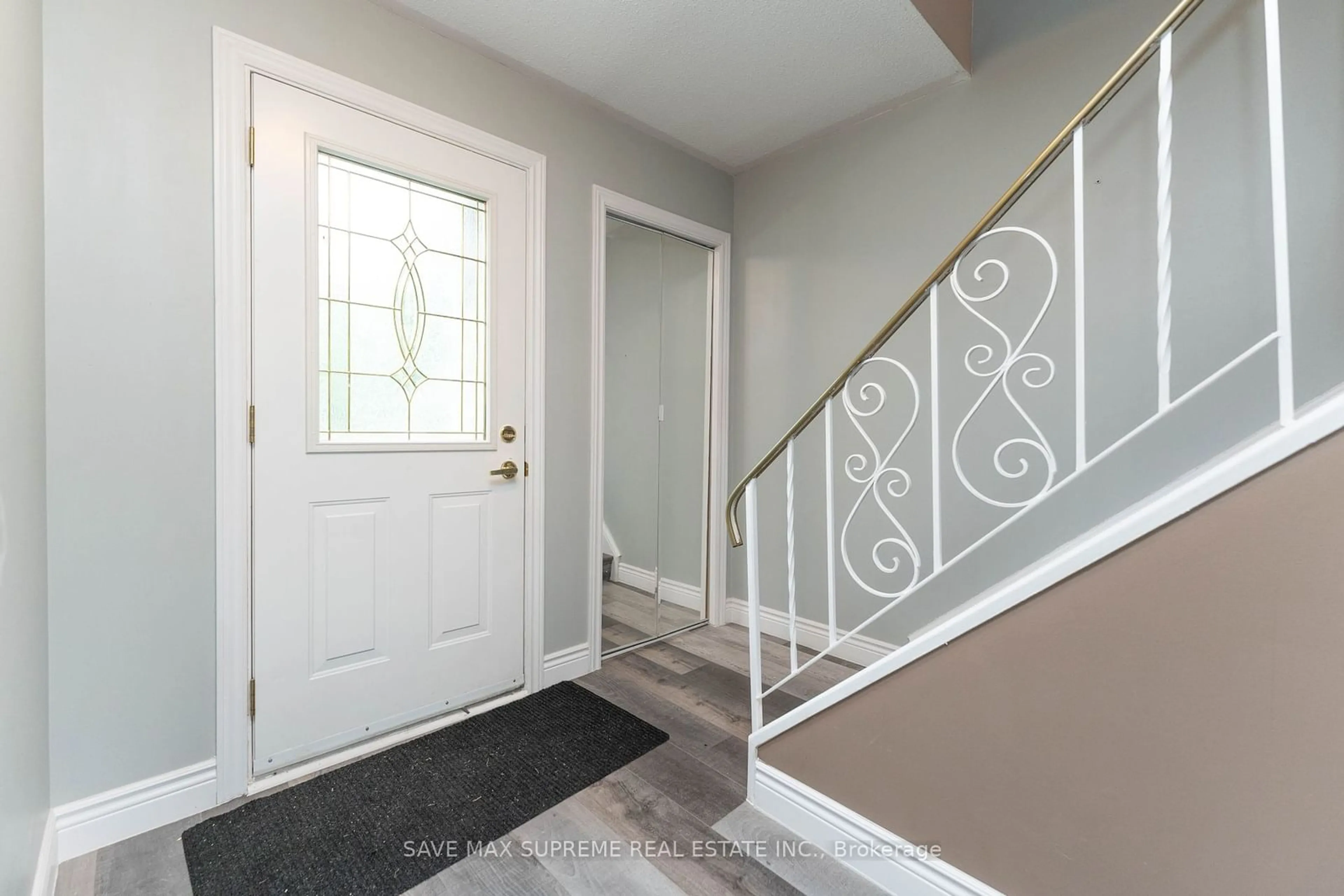 Indoor entryway for 2458 Martin Crt, Burlington Ontario L7P 2V2