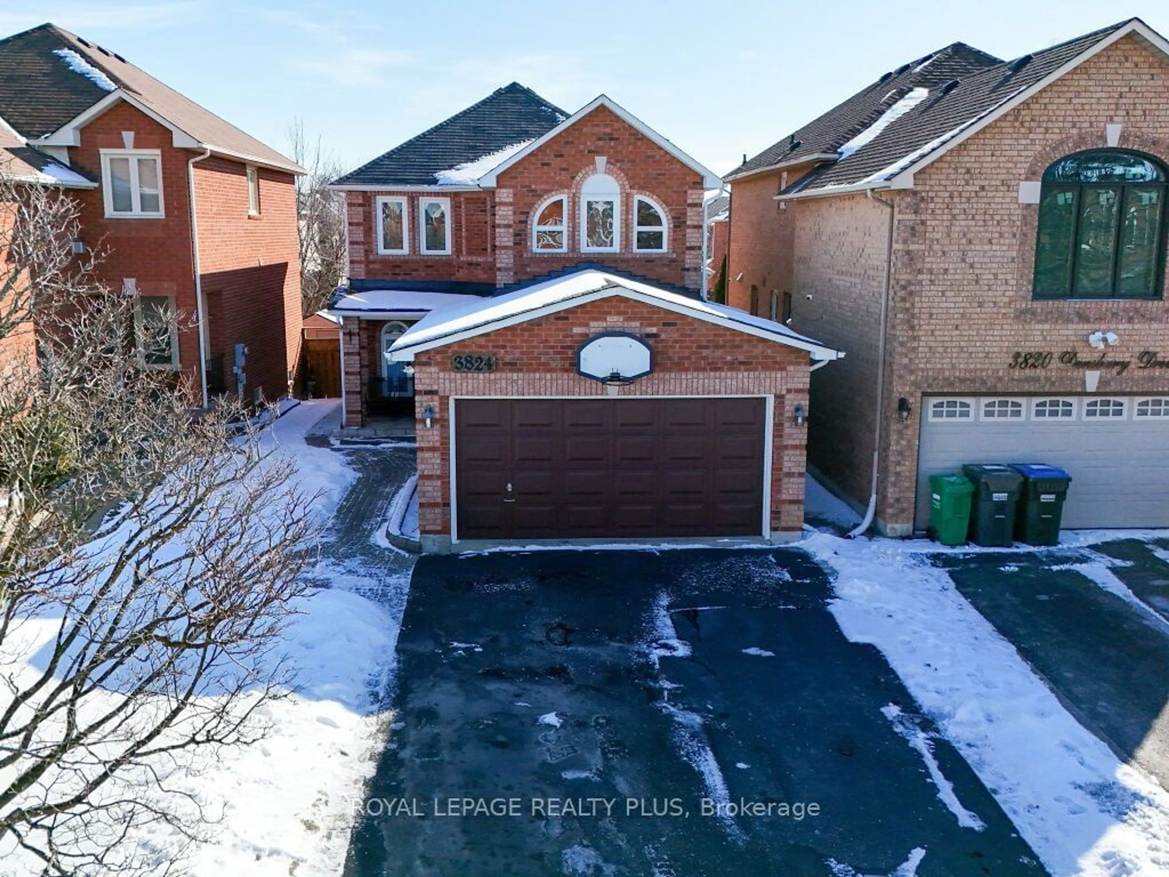 A pic from outside/outdoor area/front of a property/back of a property/a pic from drone, street for 3824 Densbury Dr, Mississauga Ontario L5N 6Z3