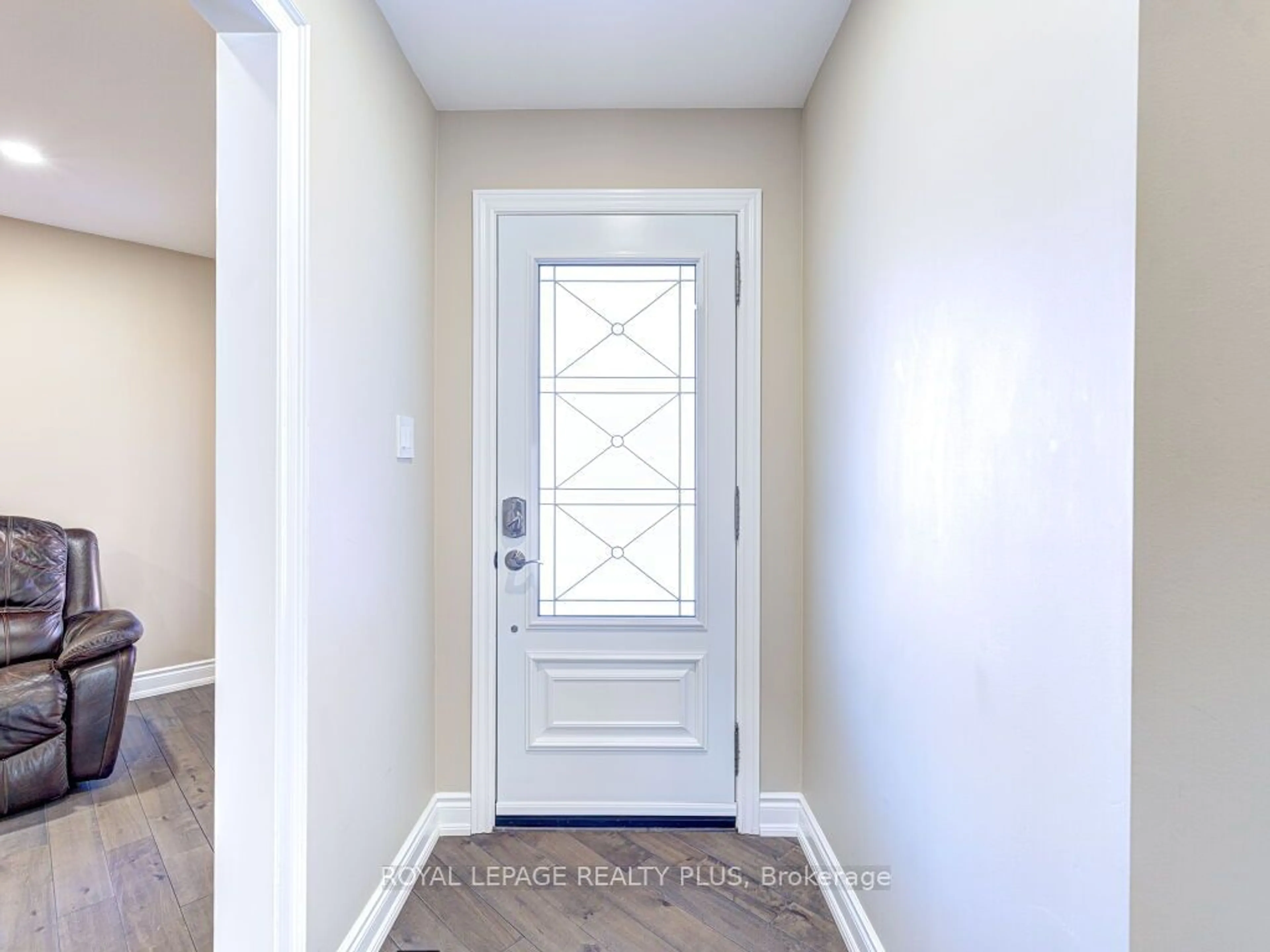 Indoor entryway for 3824 Densbury Dr, Mississauga Ontario L5N 6Z3