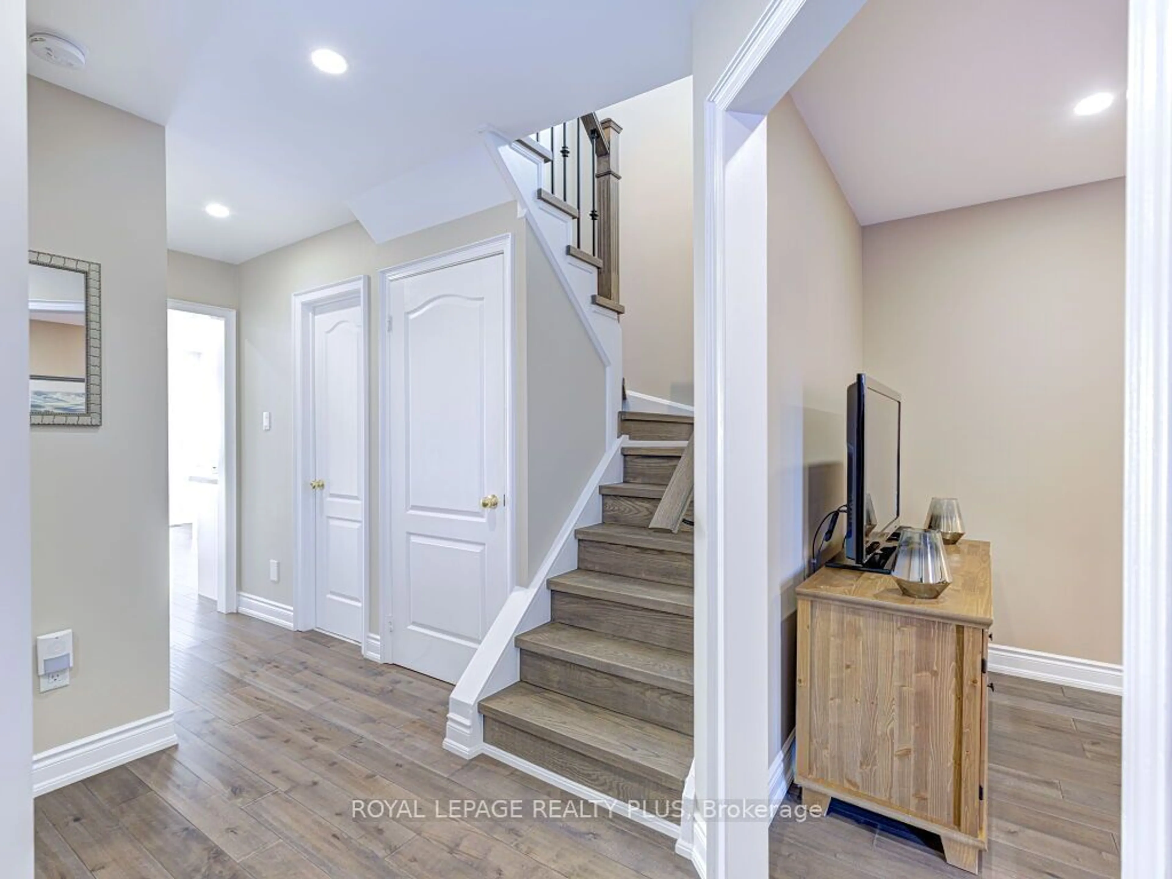 Indoor entryway for 3824 Densbury Dr, Mississauga Ontario L5N 6Z3