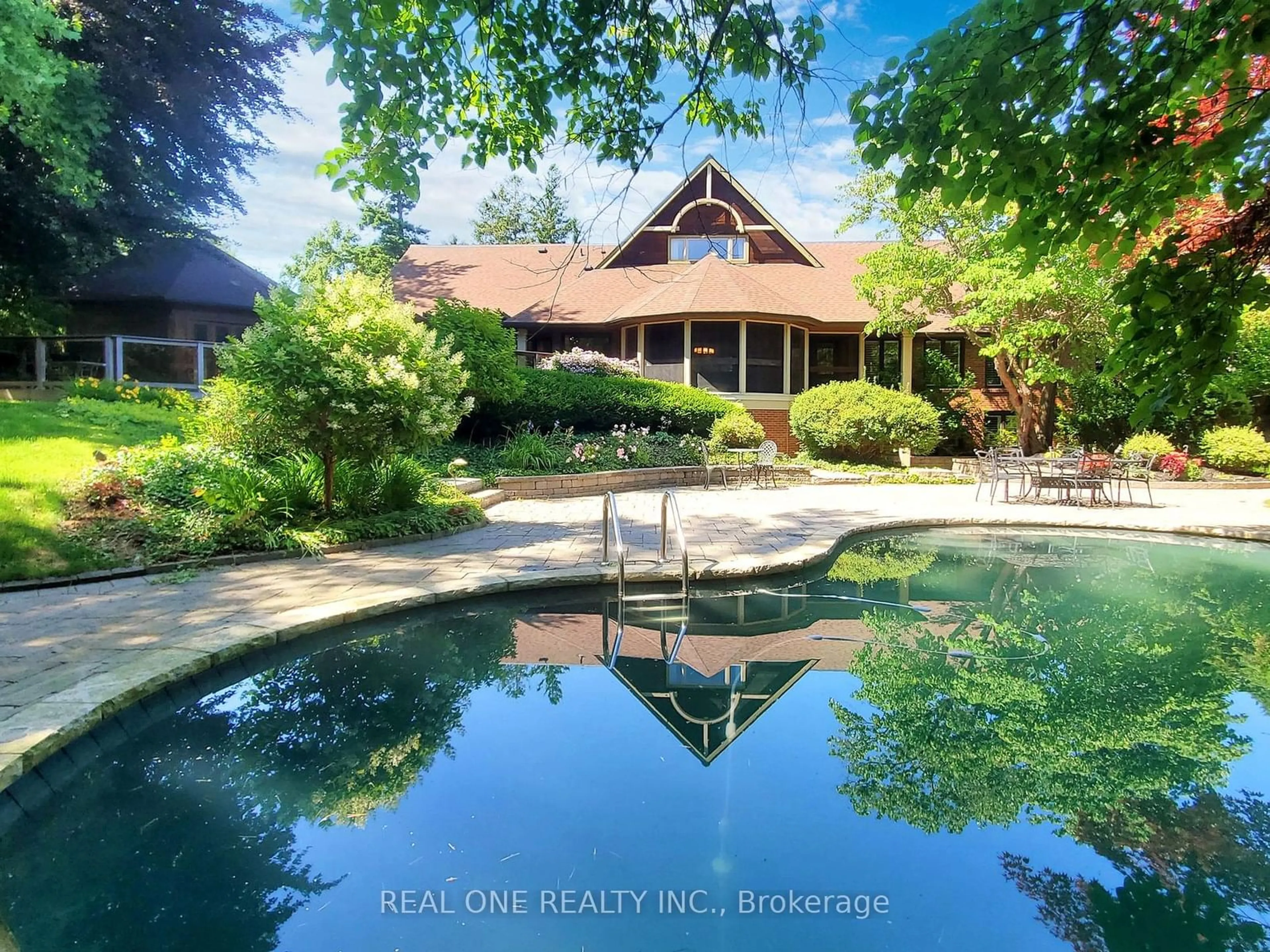 A pic from outside/outdoor area/front of a property/back of a property/a pic from drone, water/lake/river/ocean view for 2222 Bennington Gate, Oakville Ontario L6J 5Z5