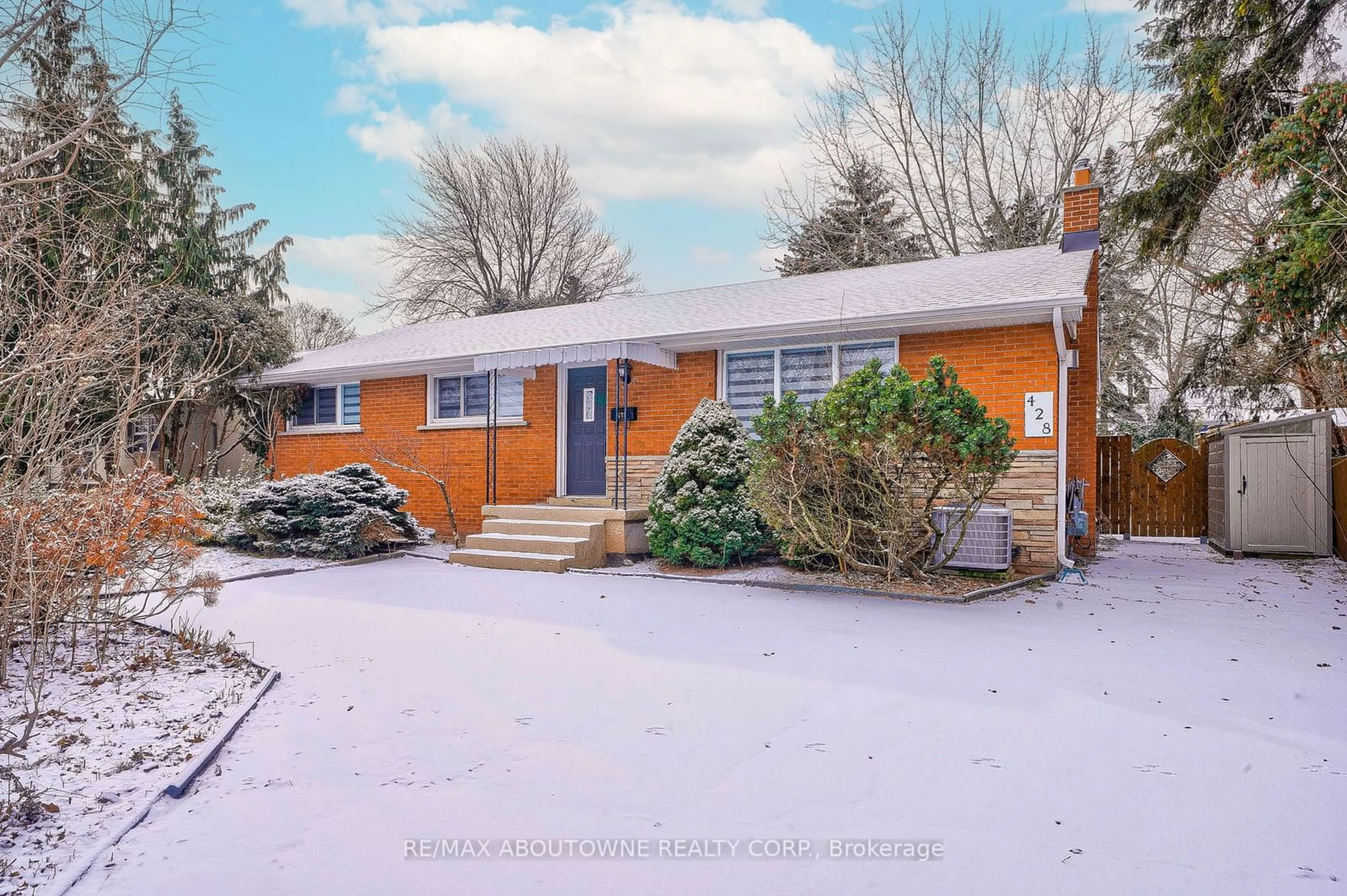 A pic from outside/outdoor area/front of a property/back of a property/a pic from drone, street for 428 Henderson Rd, Burlington Ontario L7L 2P8