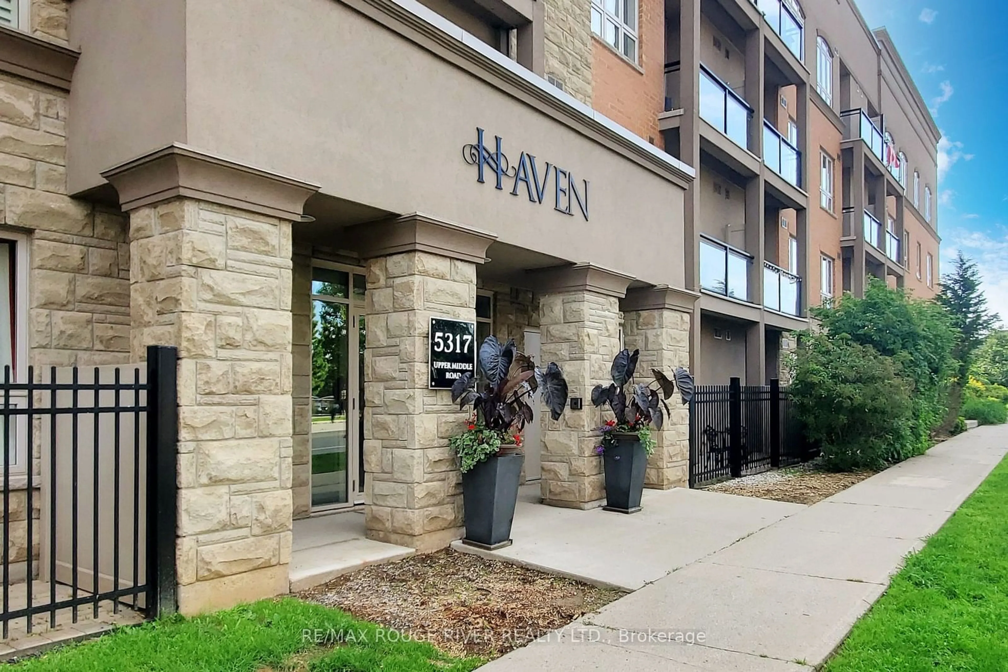 Indoor foyer for 5317 Upper Middle Rd #416, Burlington Ontario L7L 0G8