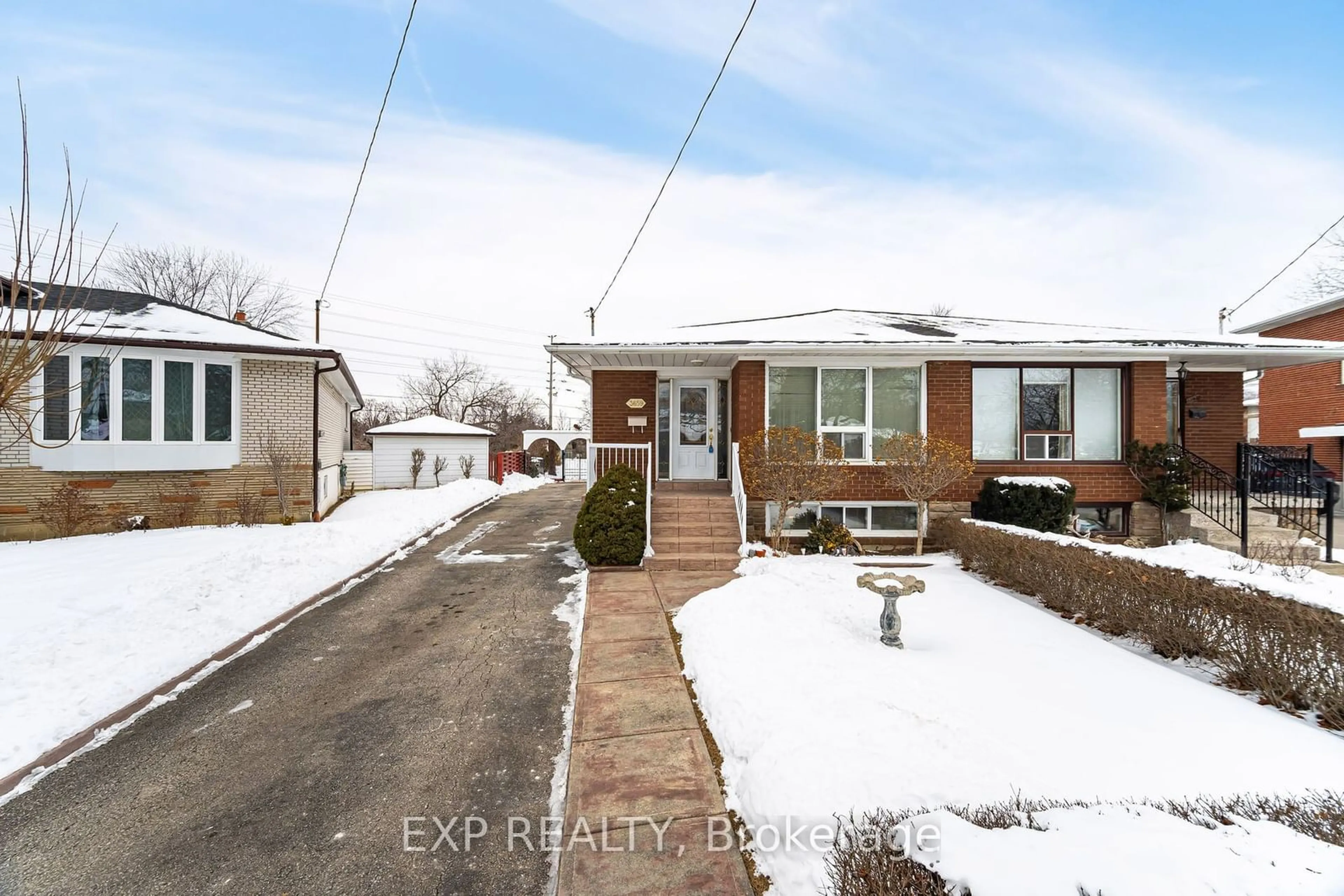 A pic from outside/outdoor area/front of a property/back of a property/a pic from drone, street for 3659 Holden Cres, Mississauga Ontario L5A 2V9