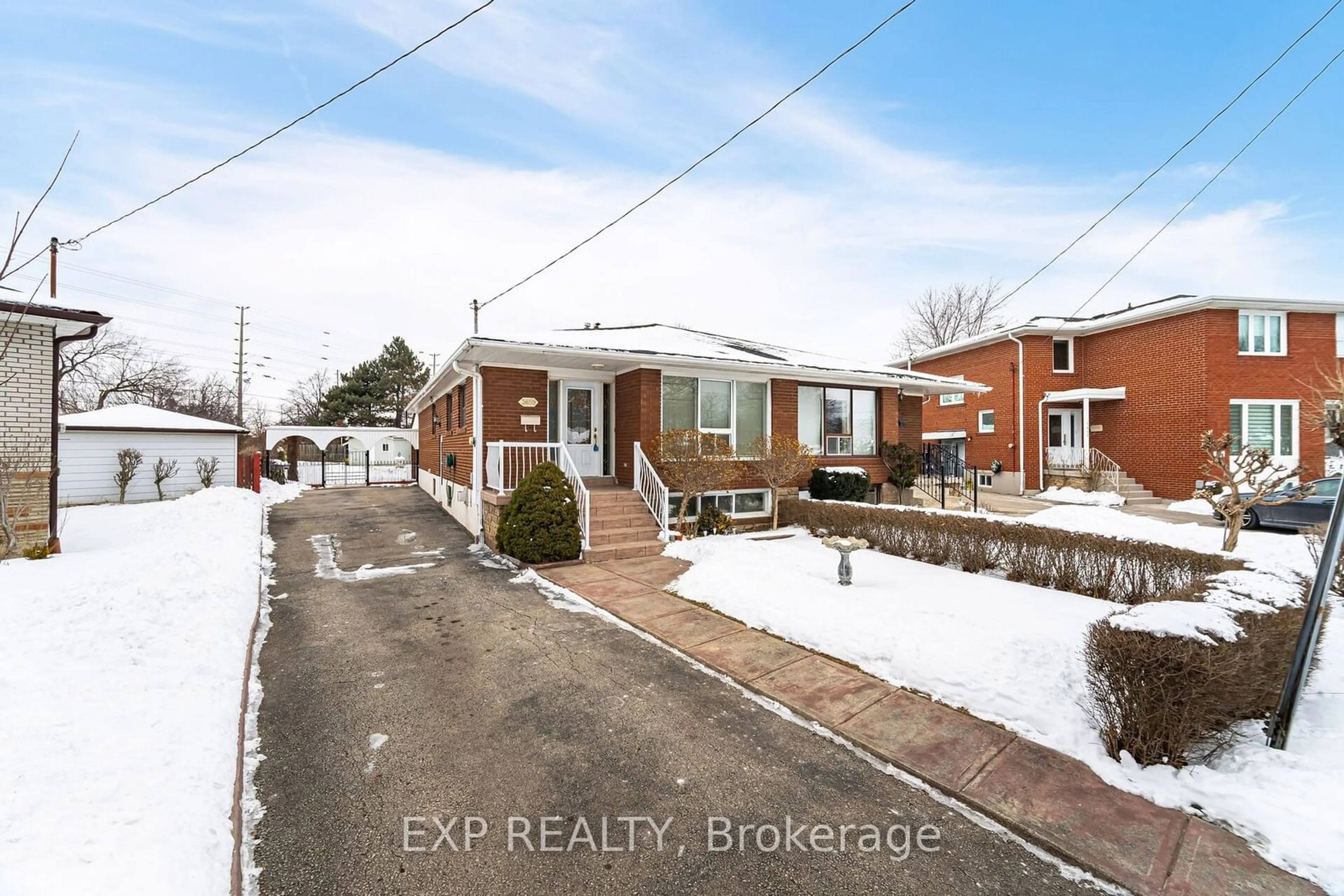 A pic from outside/outdoor area/front of a property/back of a property/a pic from drone, street for 3659 Holden Cres, Mississauga Ontario L5A 2V9