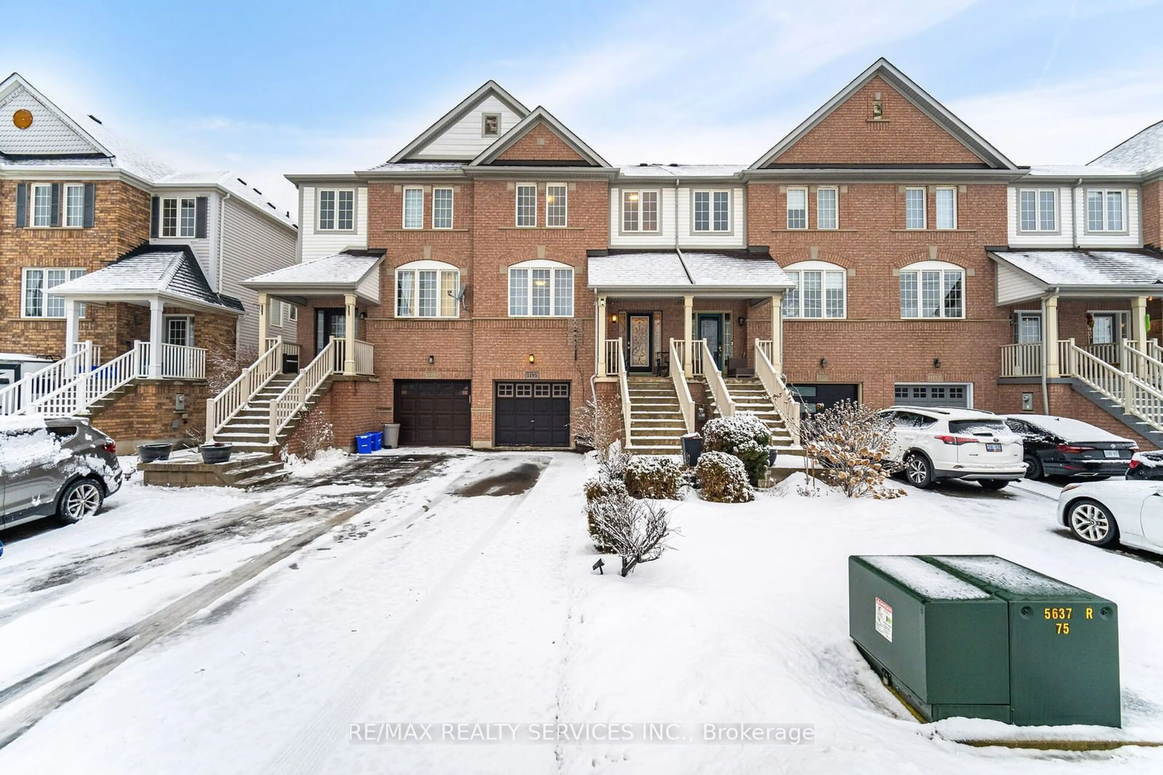 A pic from outside/outdoor area/front of a property/back of a property/a pic from drone, street for 1195 Chapman Cres, Milton Ontario L9T 0T5