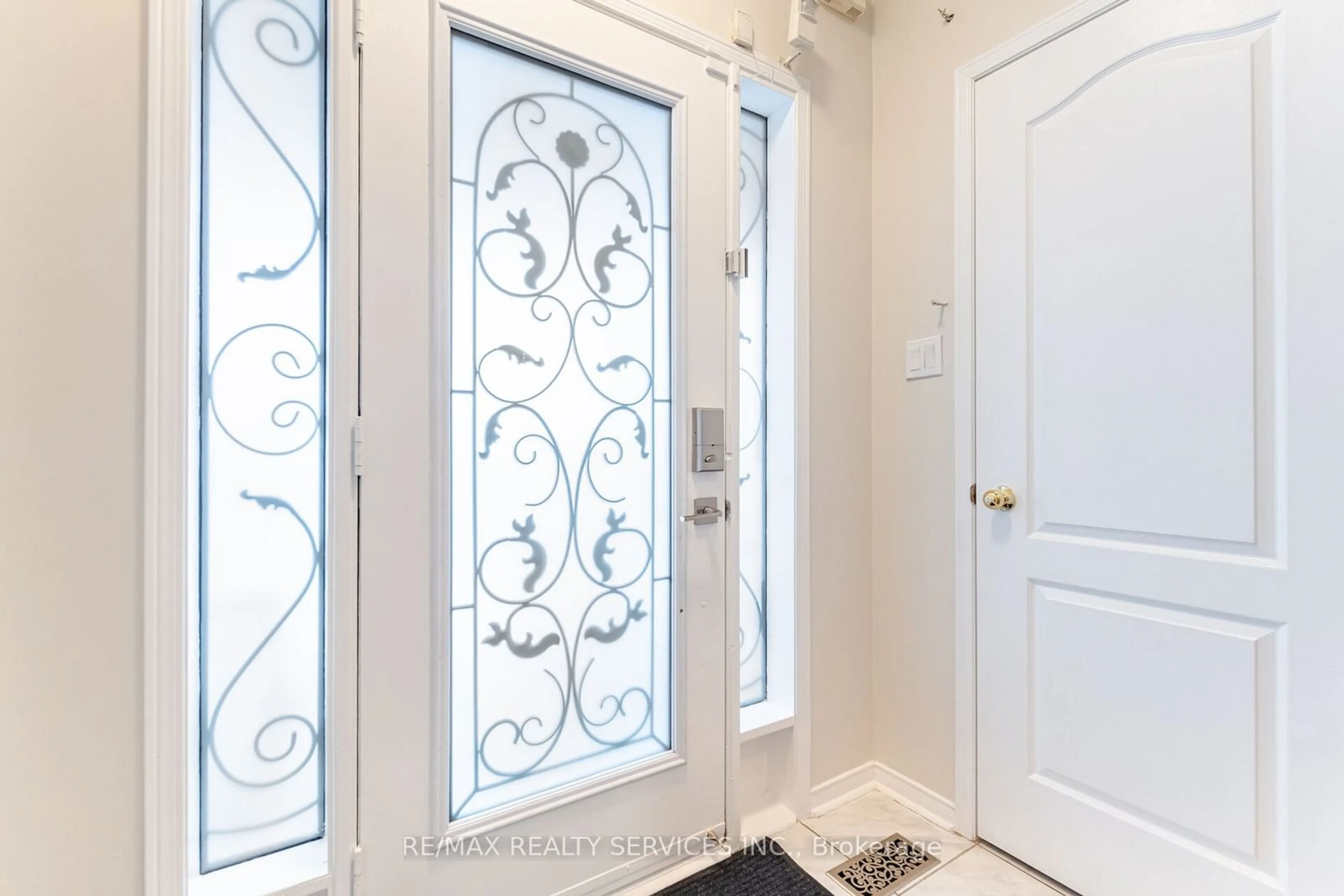 Indoor entryway for 1195 Chapman Cres, Milton Ontario L9T 0T5