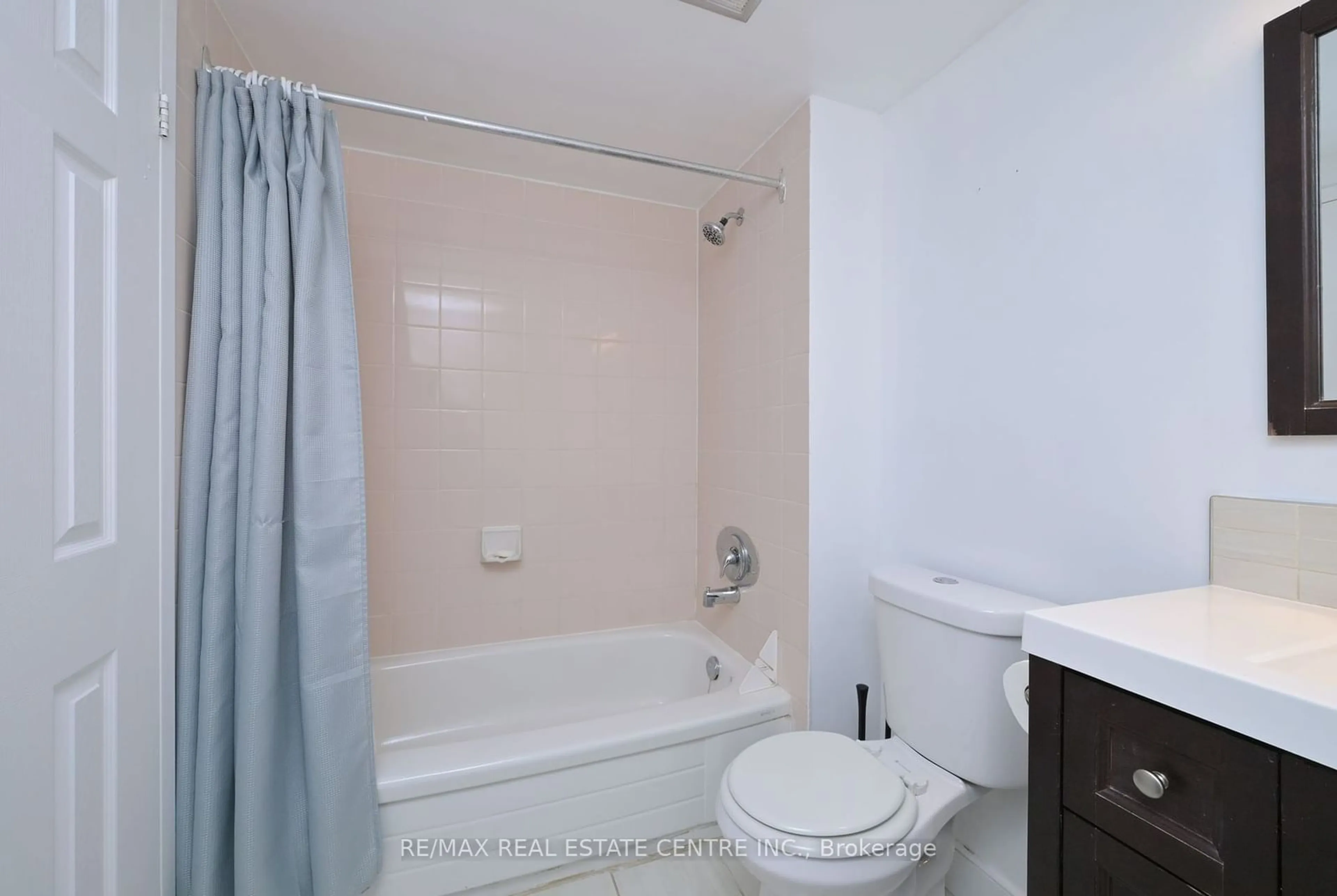 Standard bathroom, unknown for 16 Fourth St #28, Orangeville Ontario L9W 4N7