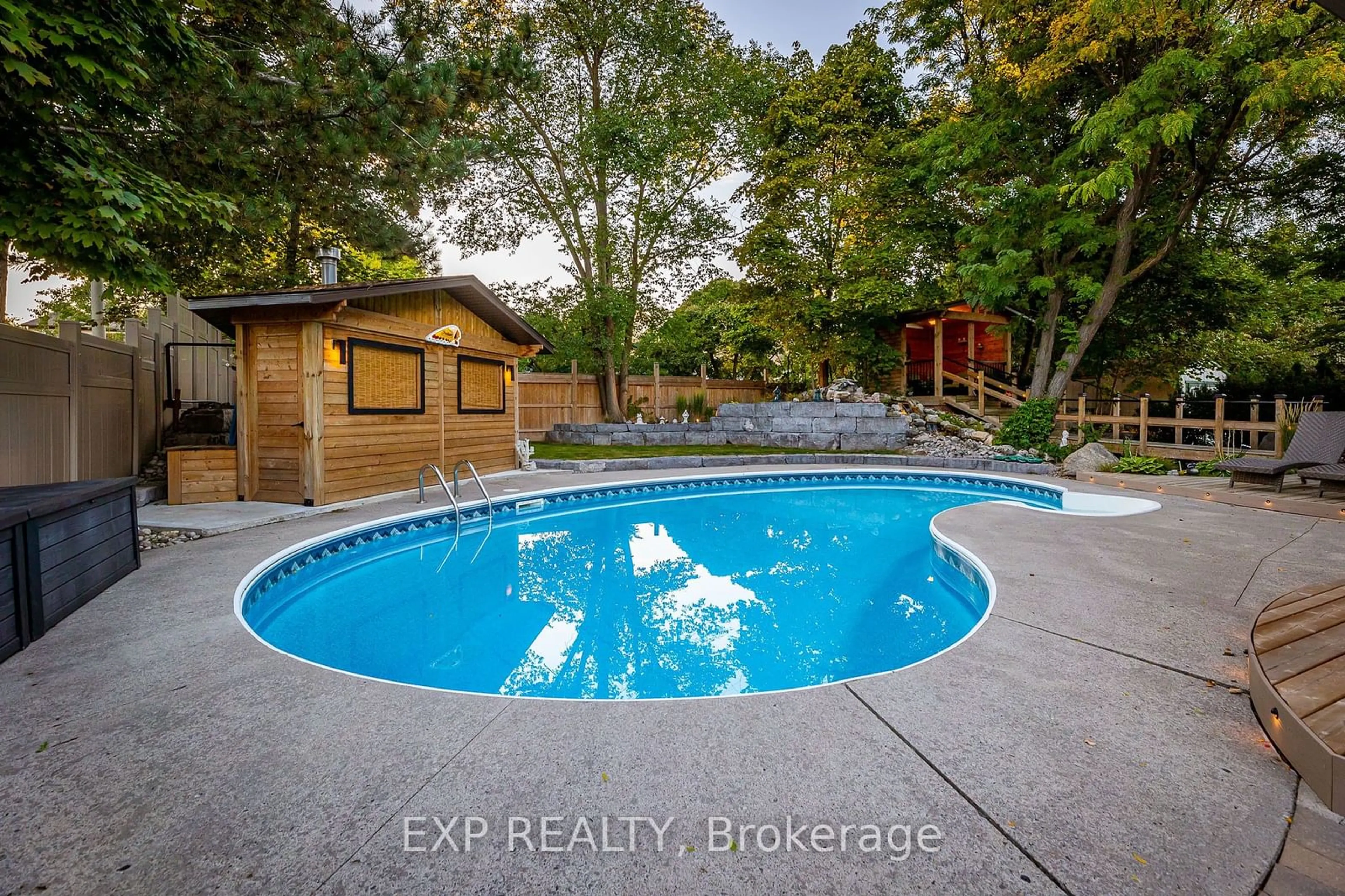 Pool for 6736 Barrisdale Dr, Mississauga Ontario L5N 2H4