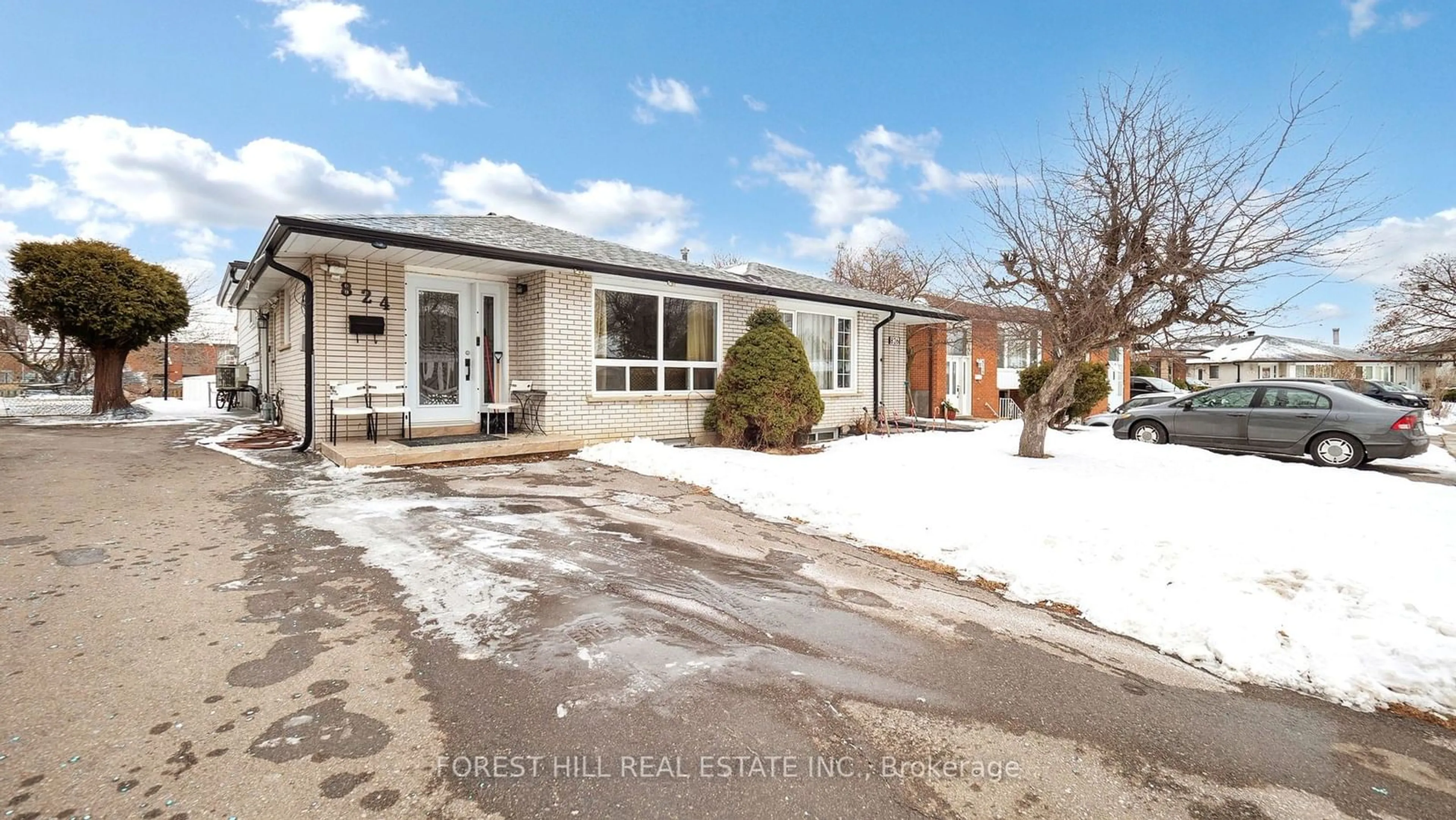 A pic from outside/outdoor area/front of a property/back of a property/a pic from drone, street for 824 Eaglemount Cres, Mississauga Ontario L5C 1N9