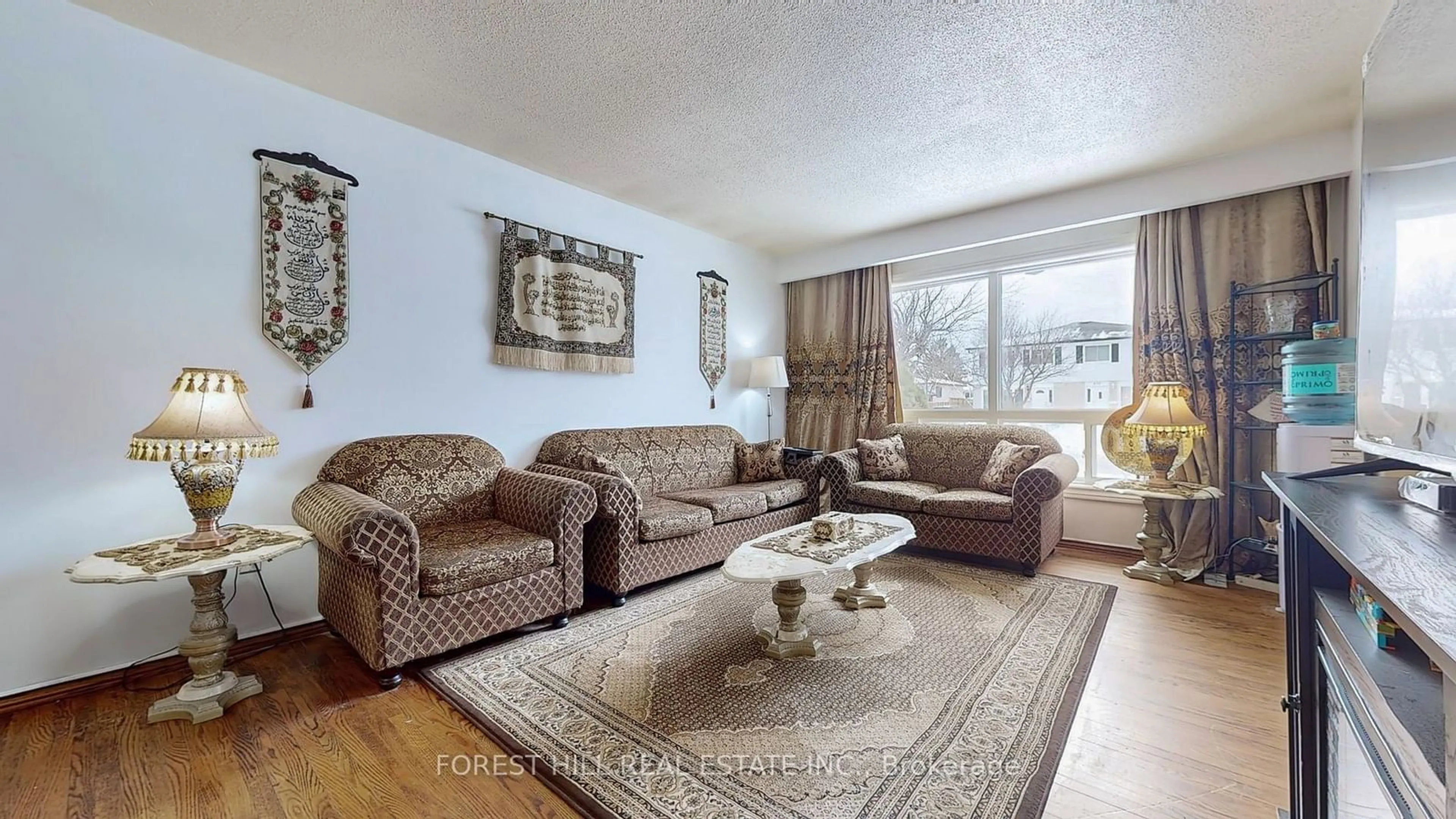 Living room with furniture, unknown for 824 Eaglemount Cres, Mississauga Ontario L5C 1N9