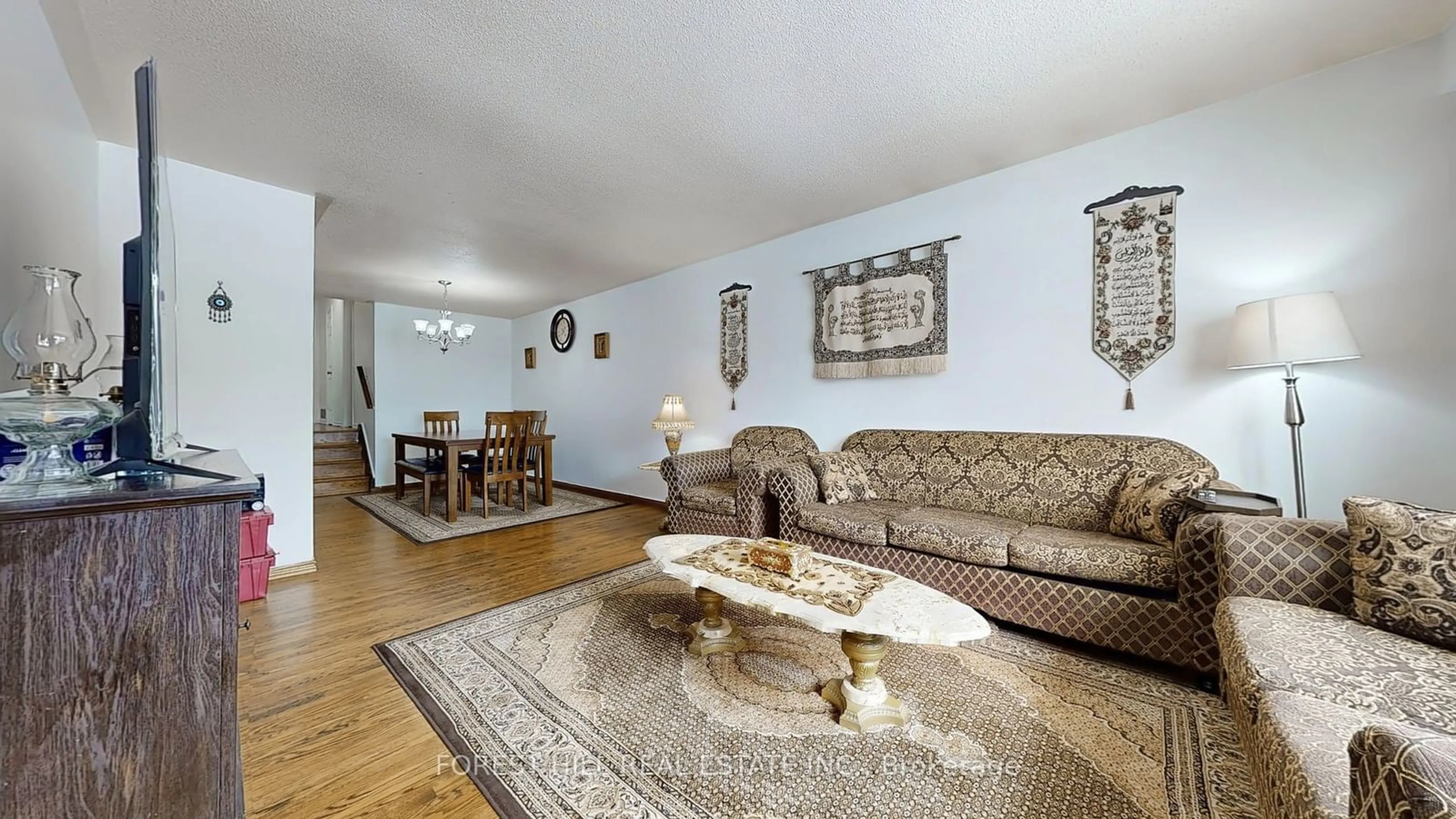 Living room with furniture, unknown for 824 Eaglemount Cres, Mississauga Ontario L5C 1N9