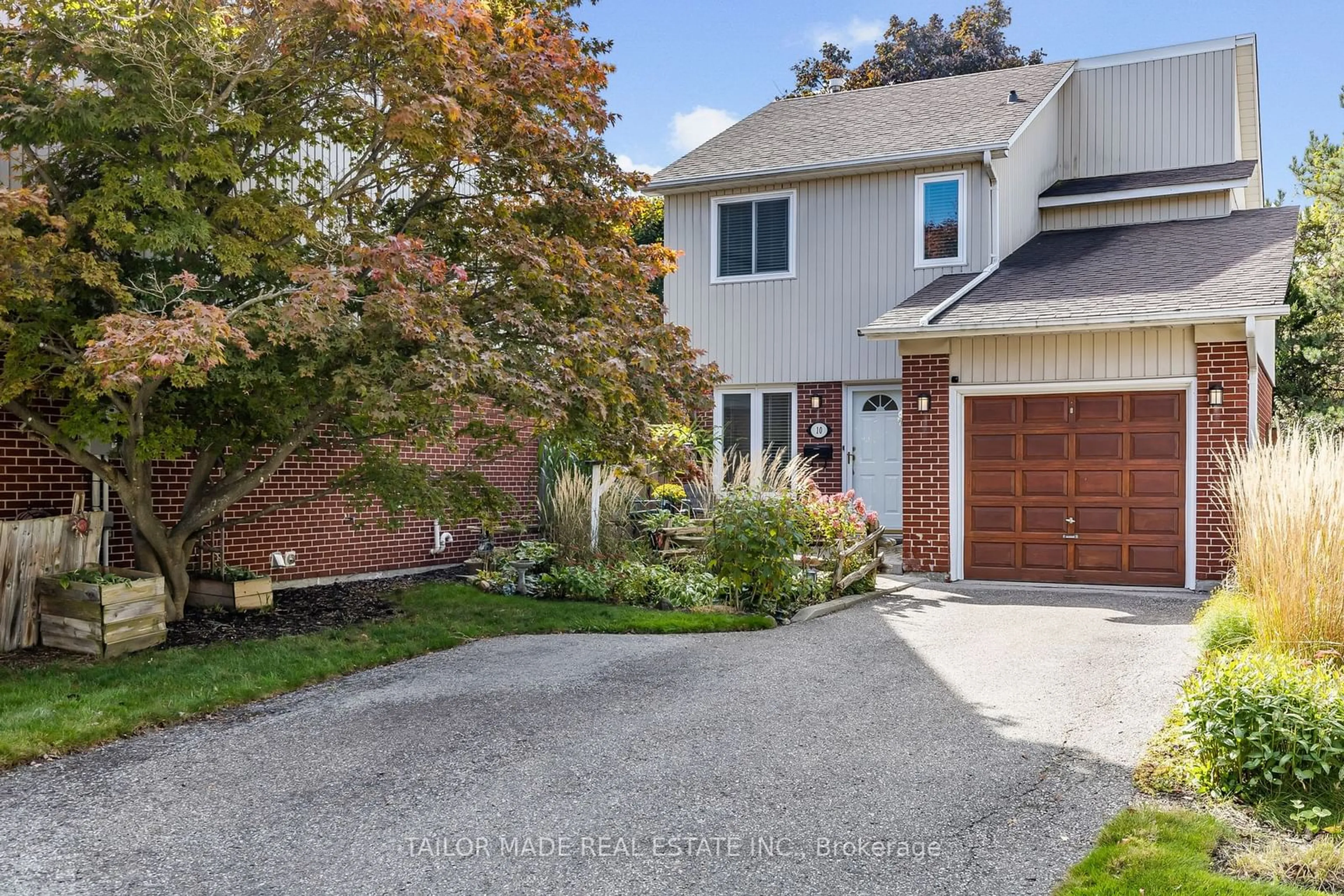 Home with brick exterior material, street for 10 Shelbourne Crt, Brampton Ontario L6Z 1C2