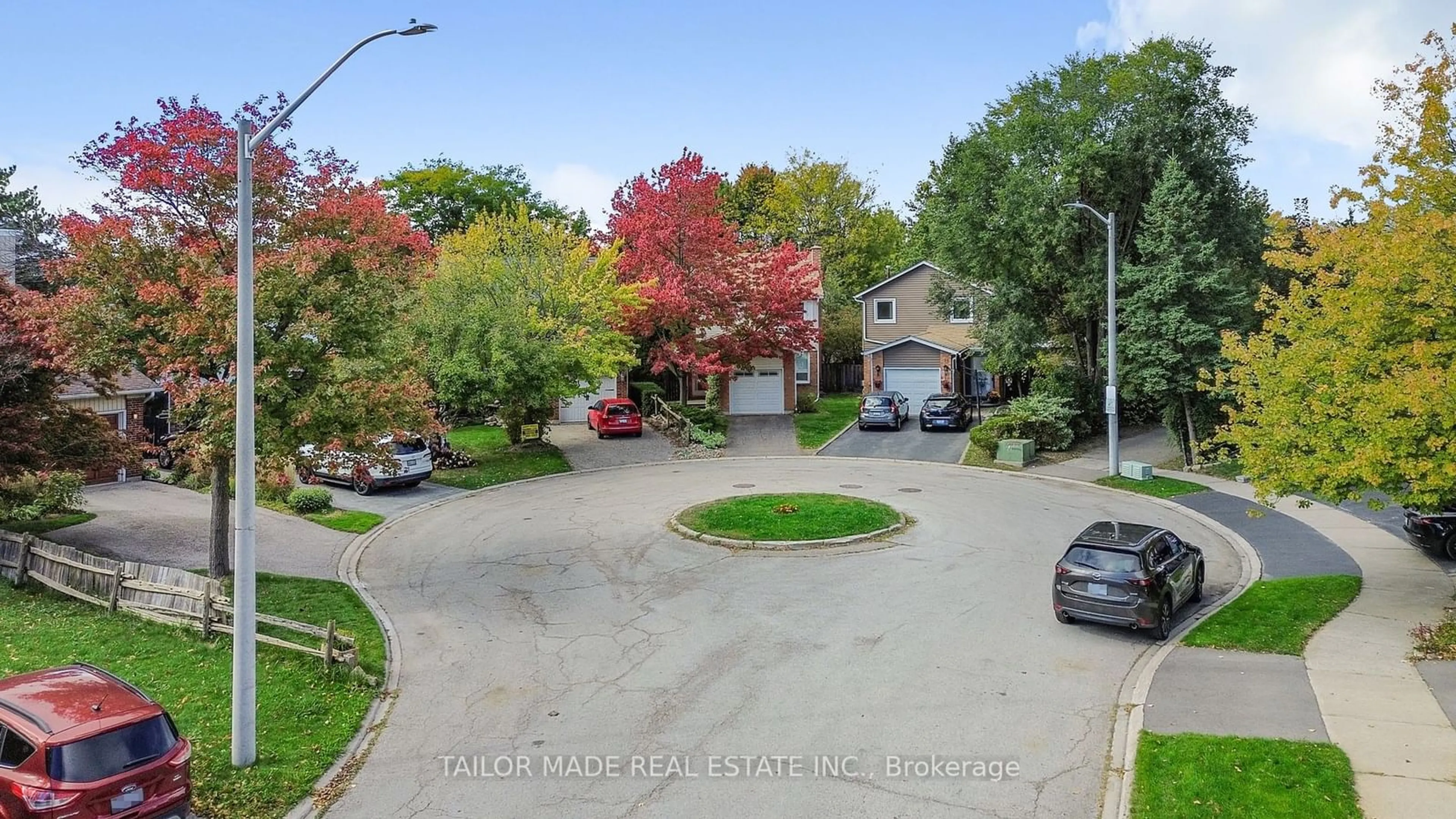 A pic from outside/outdoor area/front of a property/back of a property/a pic from drone, street for 10 Shelbourne Crt, Brampton Ontario L6Z 1C2