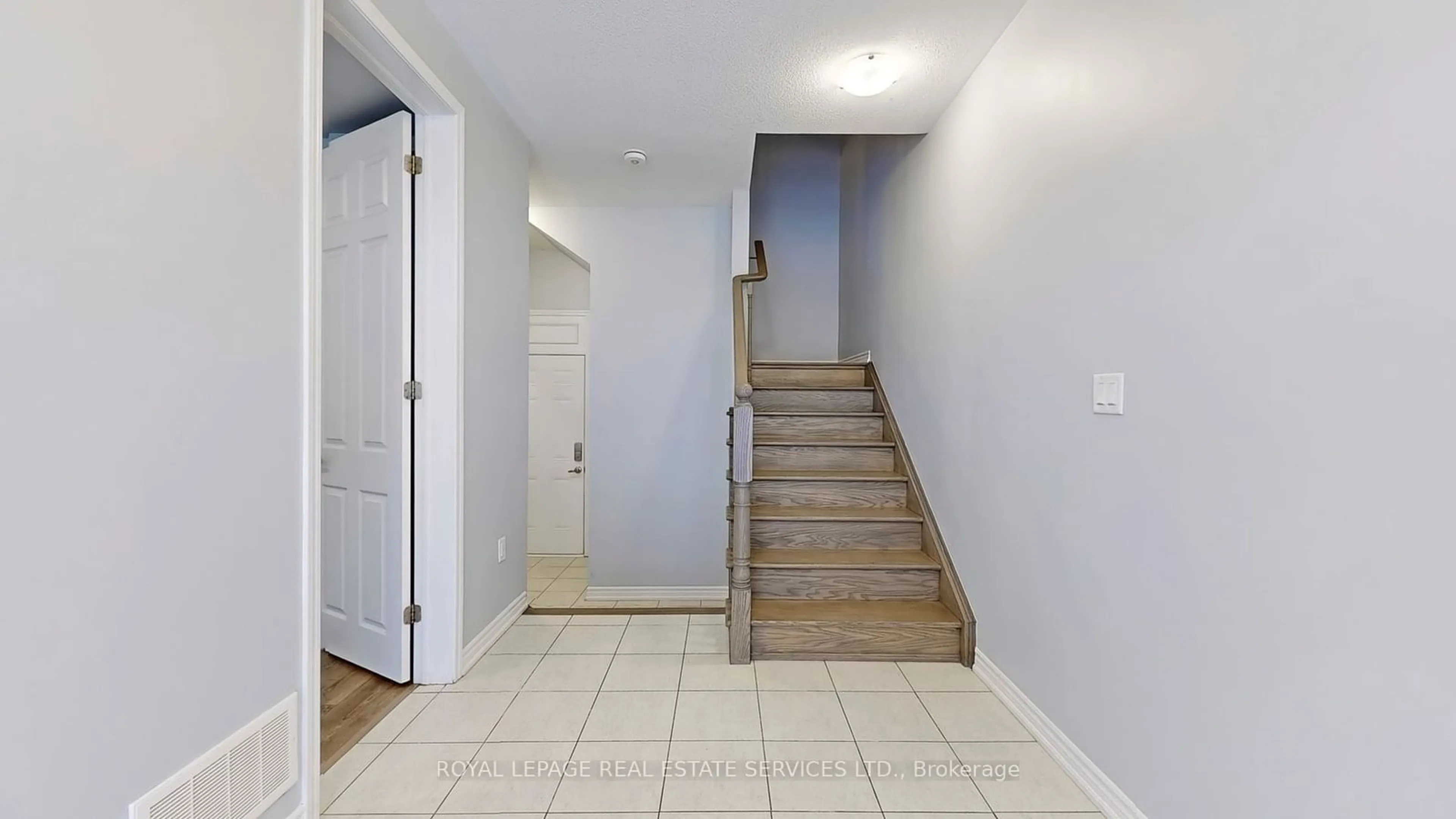 Indoor foyer for 288 Lagerfeld Dr, Brampton Ontario L7A 5G8