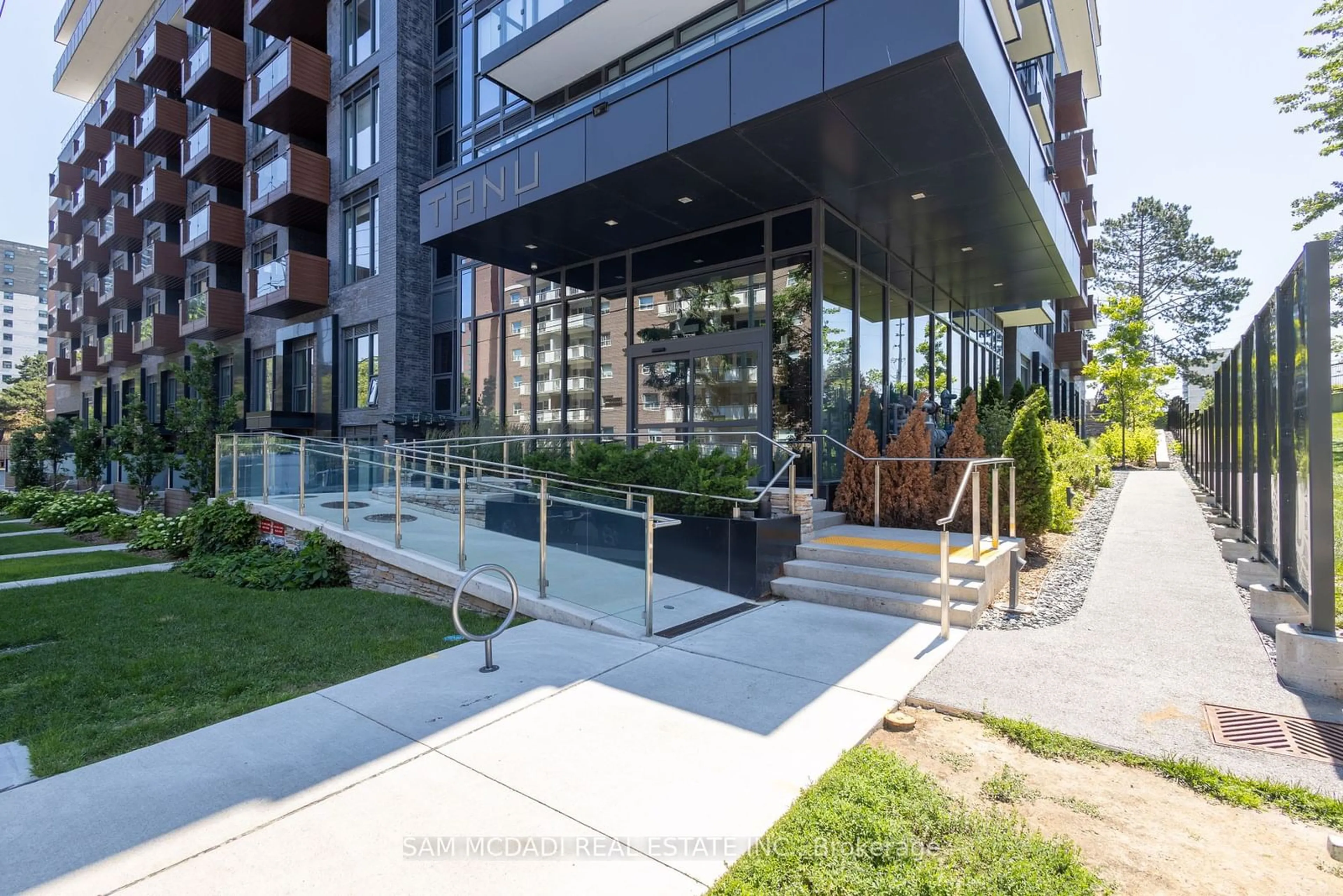 Patio, street for 21 PARK St #815, Mississauga Ontario L5G 1L7