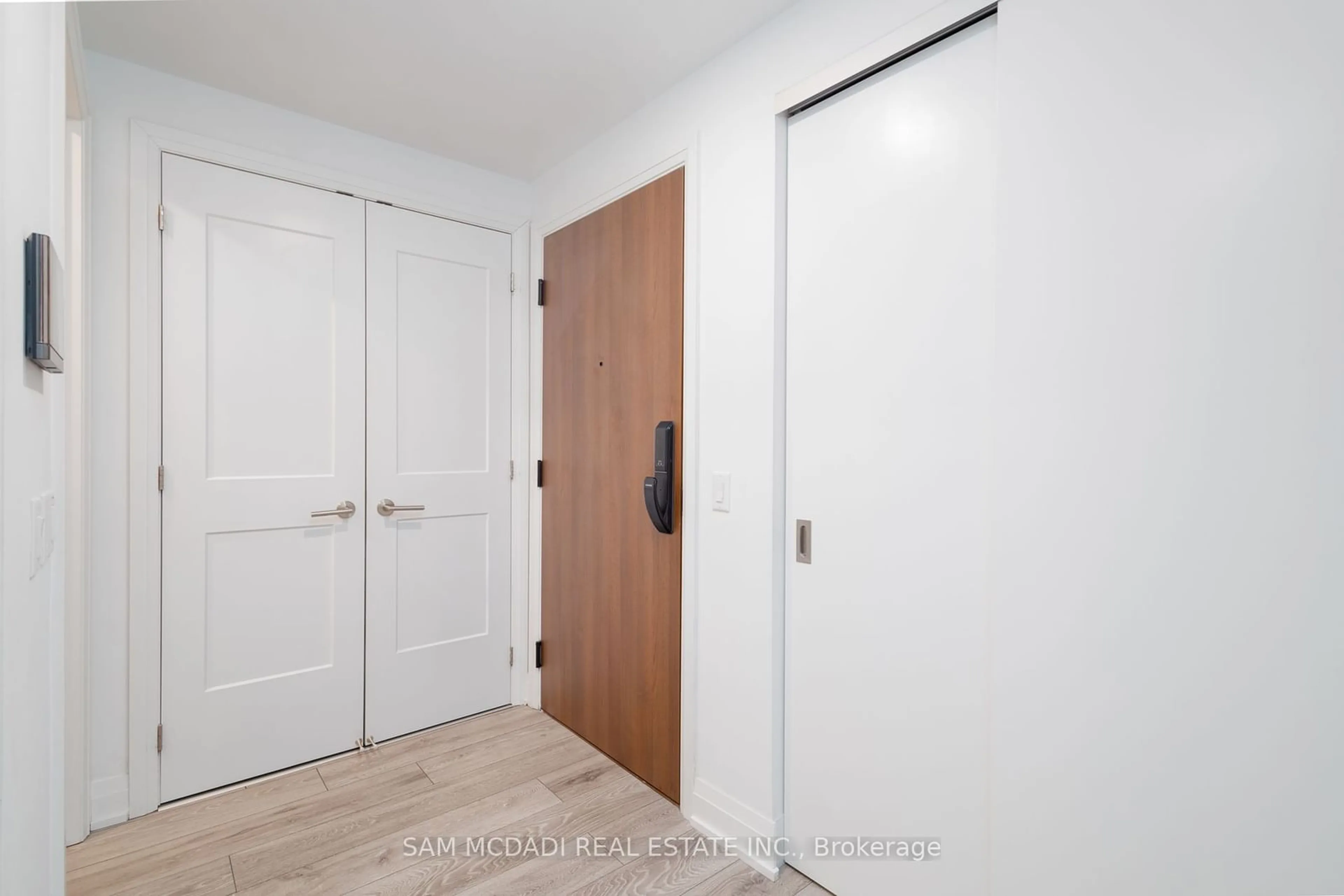 Indoor entryway for 21 PARK St #815, Mississauga Ontario L5G 1L7