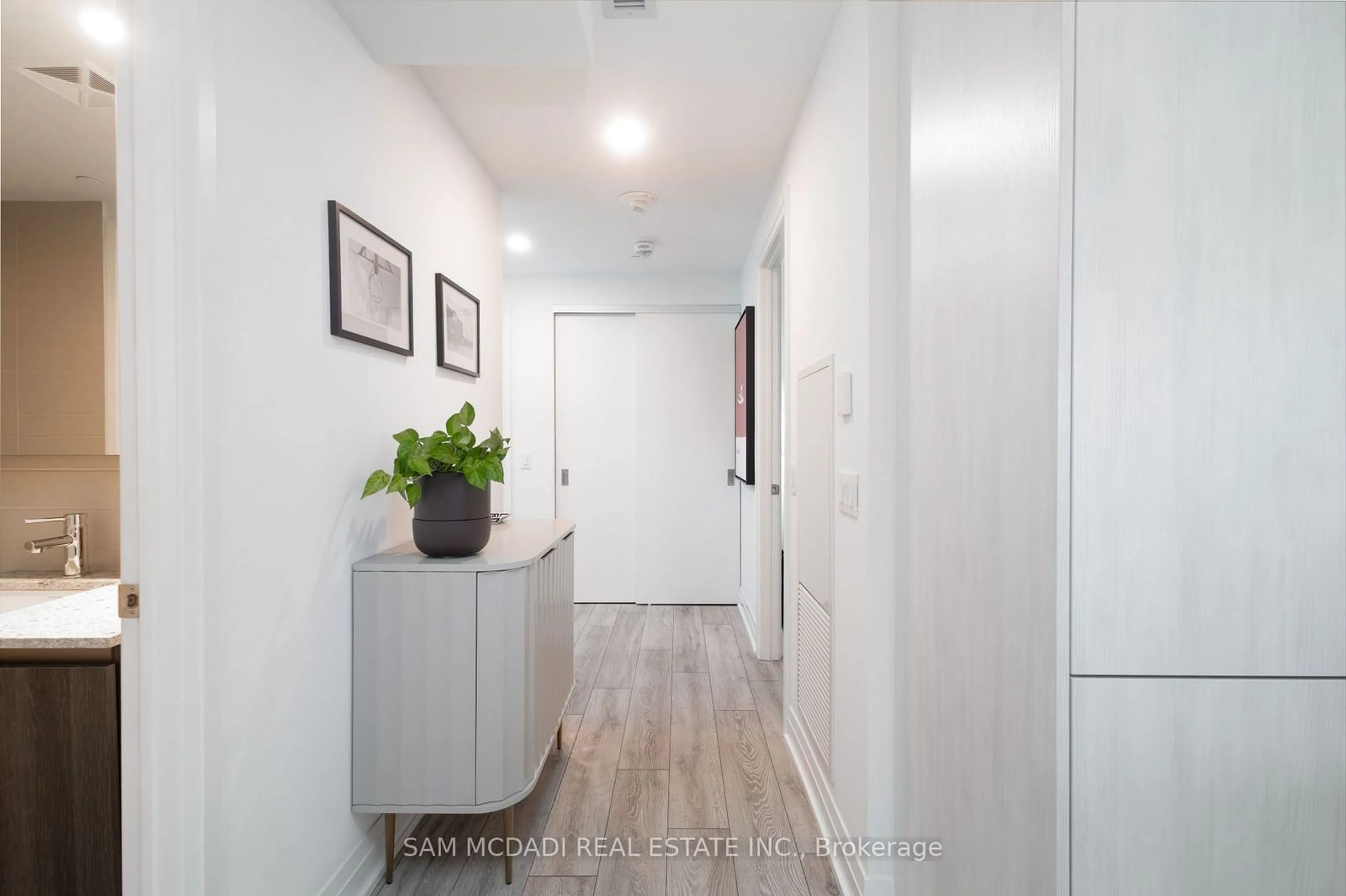 Indoor entryway for 21 PARK St #815, Mississauga Ontario L5G 1L7