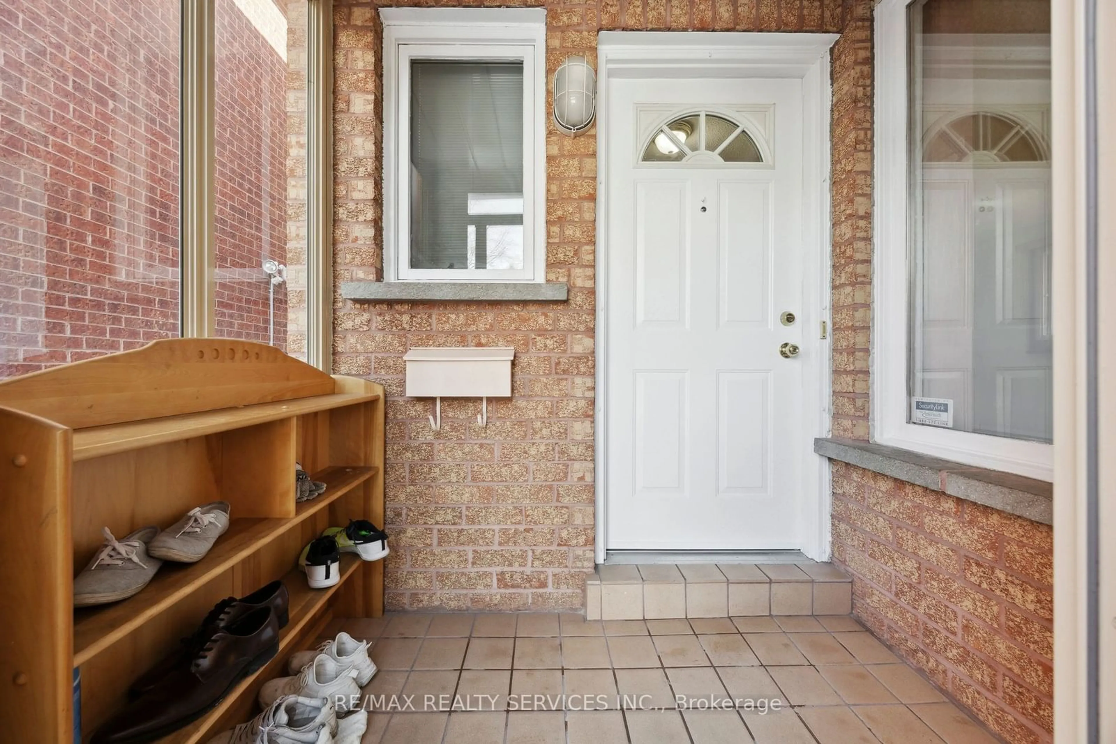 Indoor entryway for 37 Candy Cres, Brampton Ontario L6X 3Z7