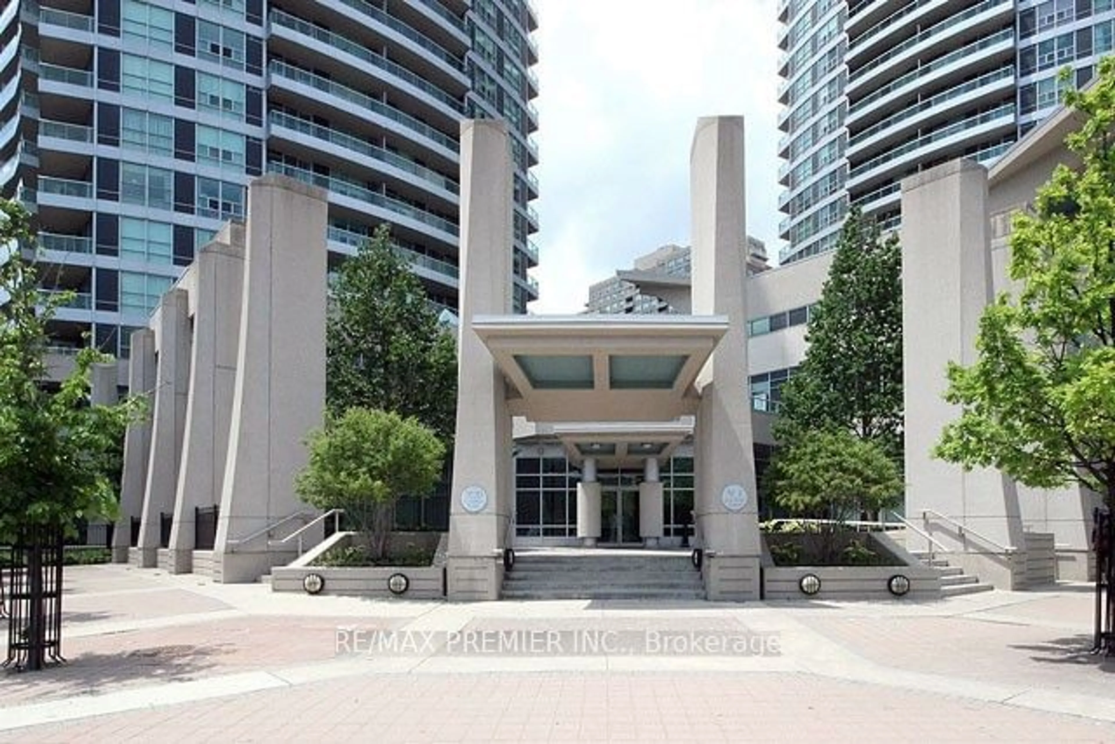 Indoor foyer for 33 Elm Dr #612, Mississauga Ontario L5B 4M1