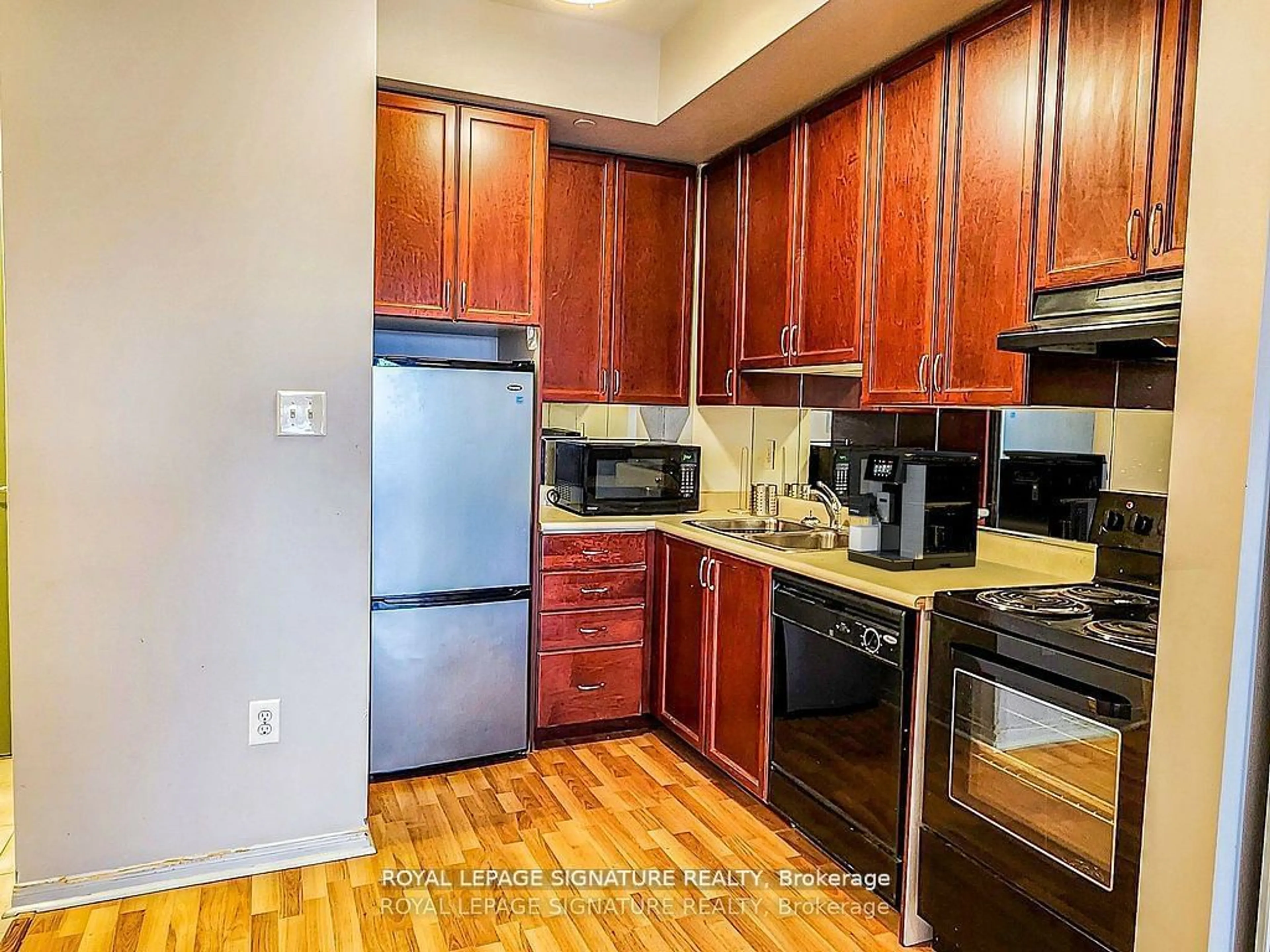 Standard kitchen, wood/laminate floor for 5150 Winston Churchill Blvd #407, Mississauga Ontario L5M 0P1