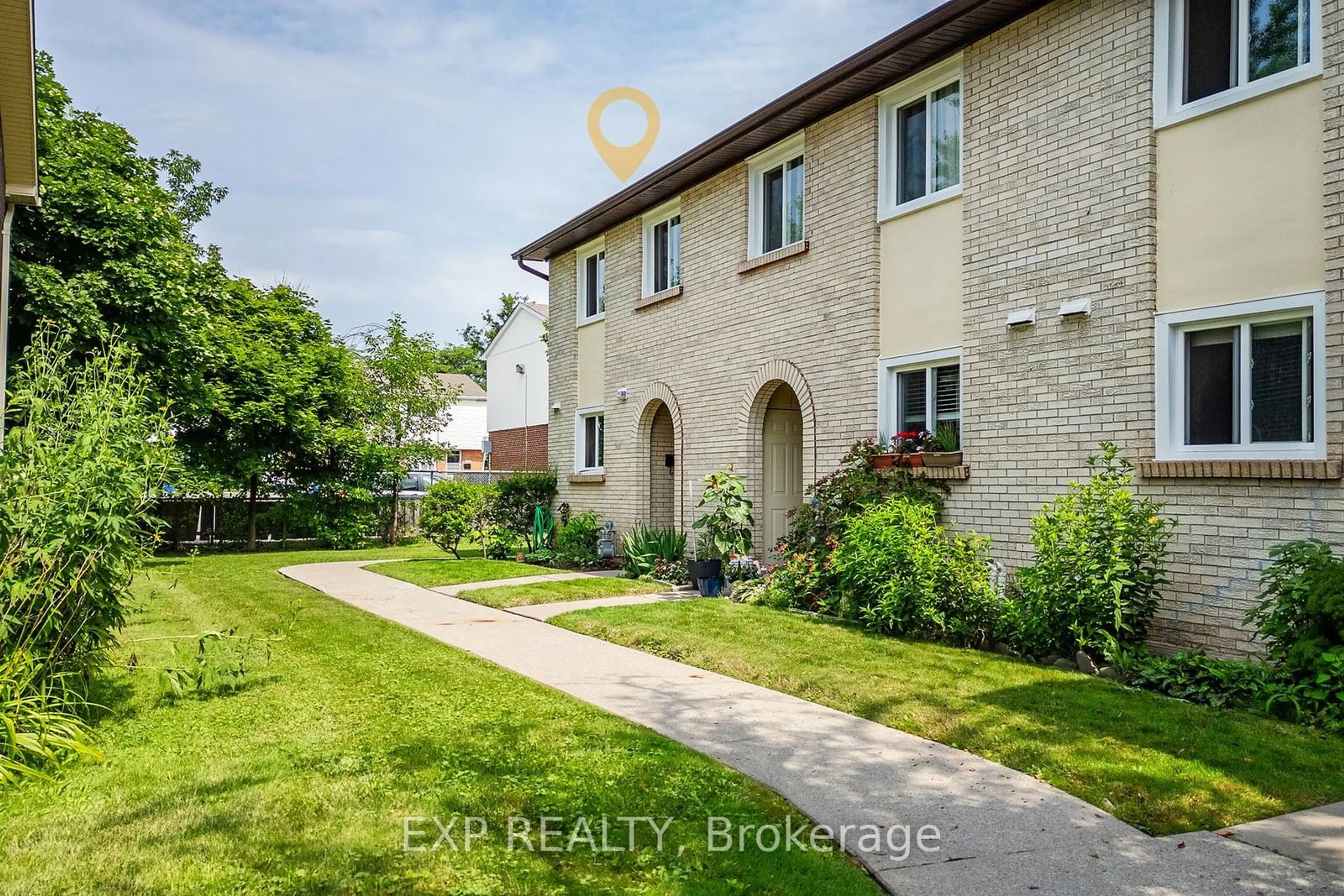 A pic from outside/outdoor area/front of a property/back of a property/a pic from drone, street for 41 Nadia Pl #37, Oakville Ontario L6H 1K1