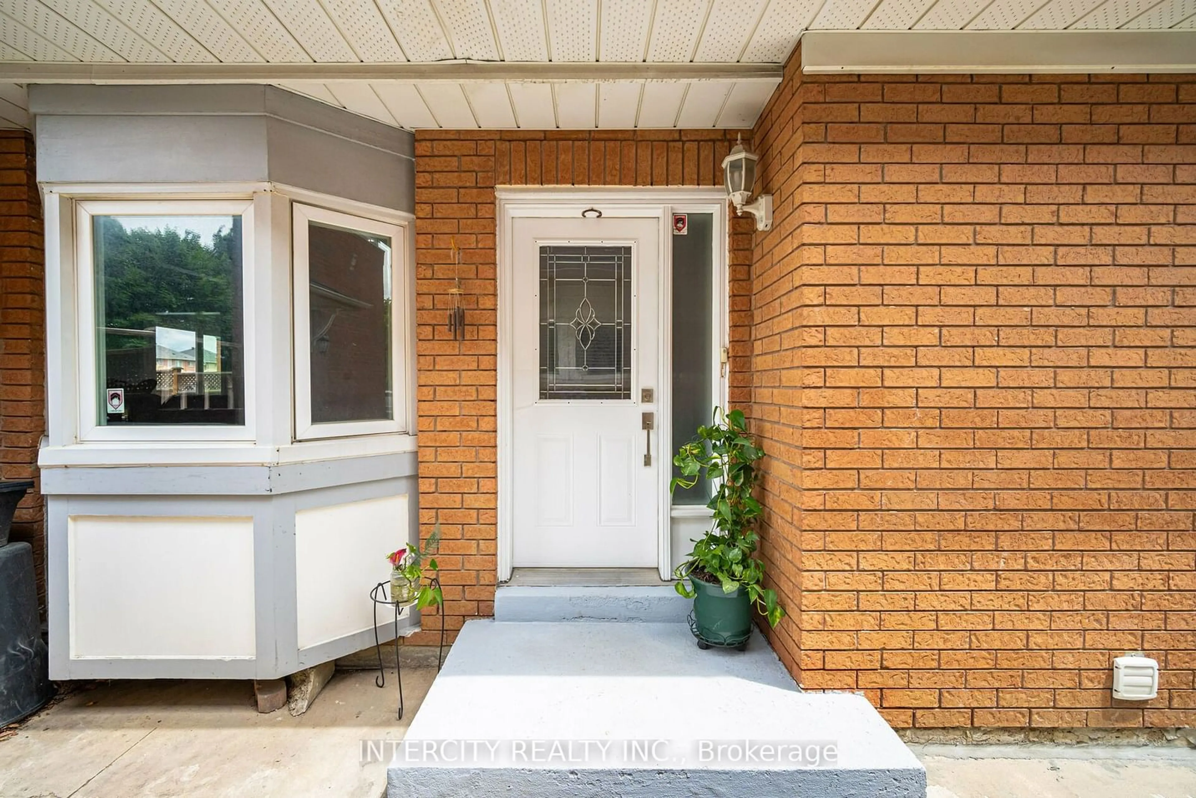 Indoor entryway for 150 Rainforest Dr, Brampton Ontario L6R 1A4