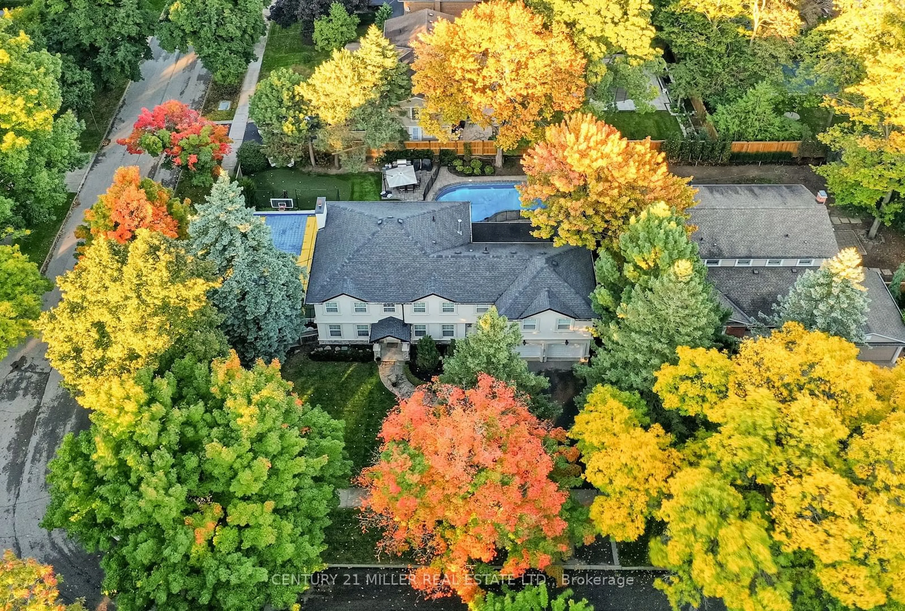 A pic from outside/outdoor area/front of a property/back of a property/a pic from drone, street for 1459 Durham St, Oakville Ontario L6J 2P4