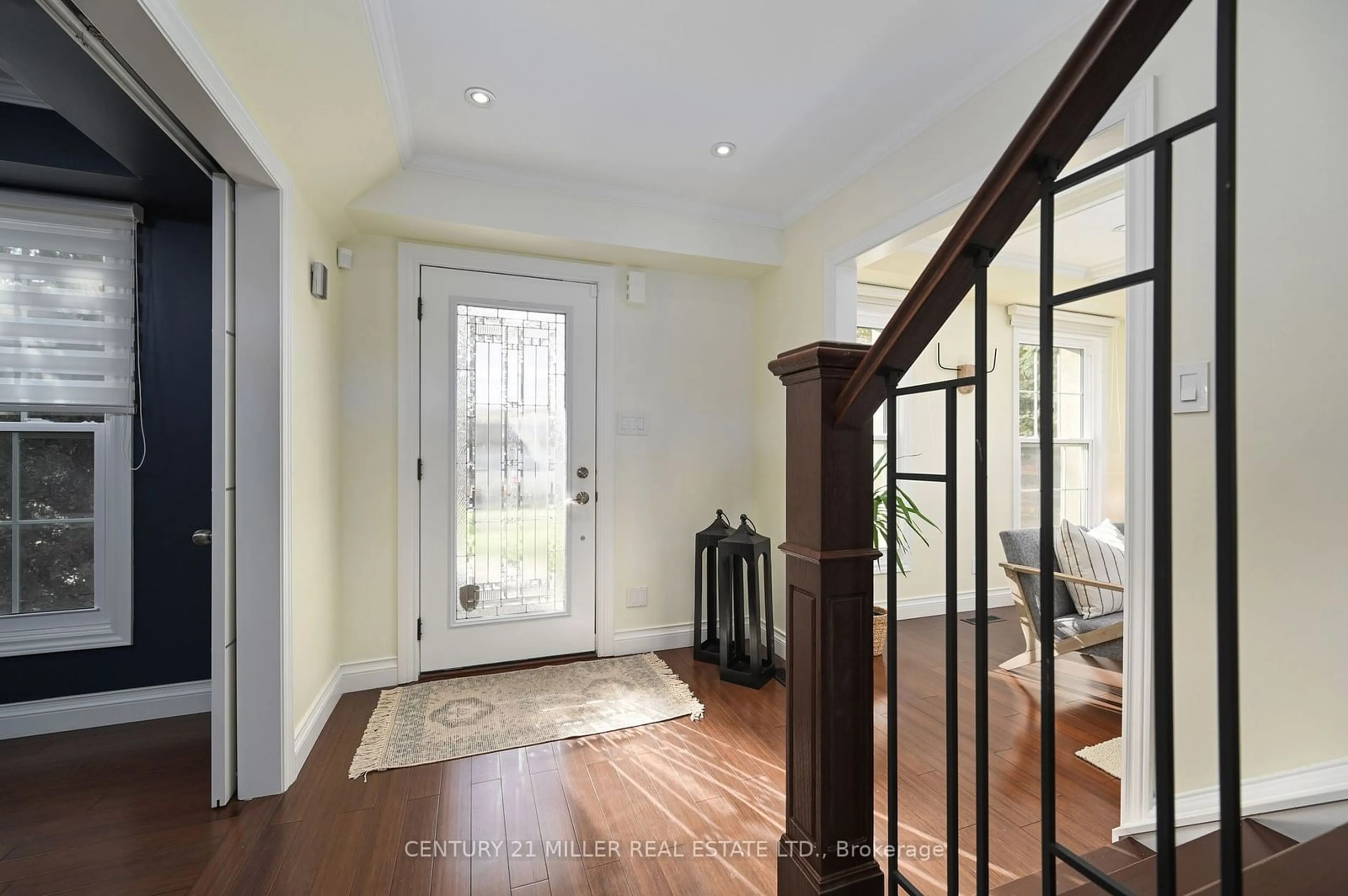 Indoor entryway for 1459 Durham St, Oakville Ontario L6J 2P4