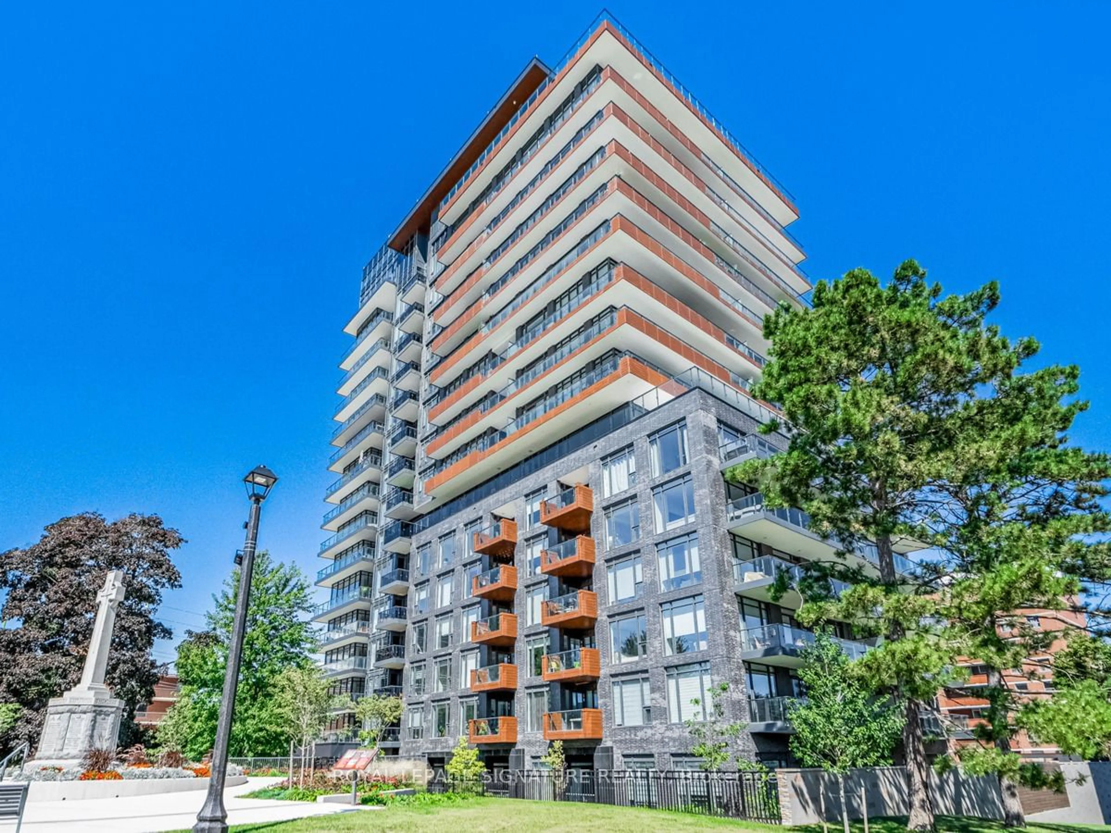 A pic from outside/outdoor area/front of a property/back of a property/a pic from drone, building for 21 Park St #102, Mississauga Ontario L5G 0C2