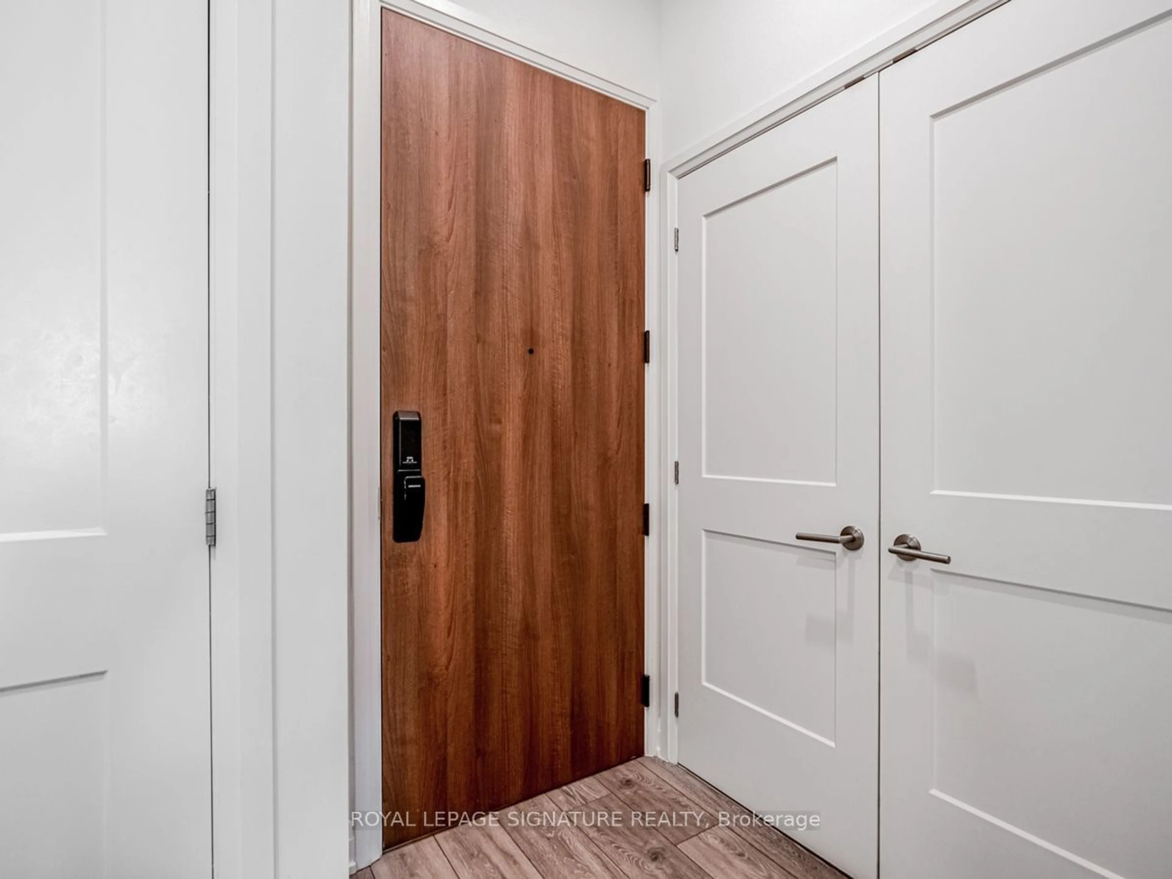 Indoor entryway for 21 Park St #102, Mississauga Ontario L5G 0C2