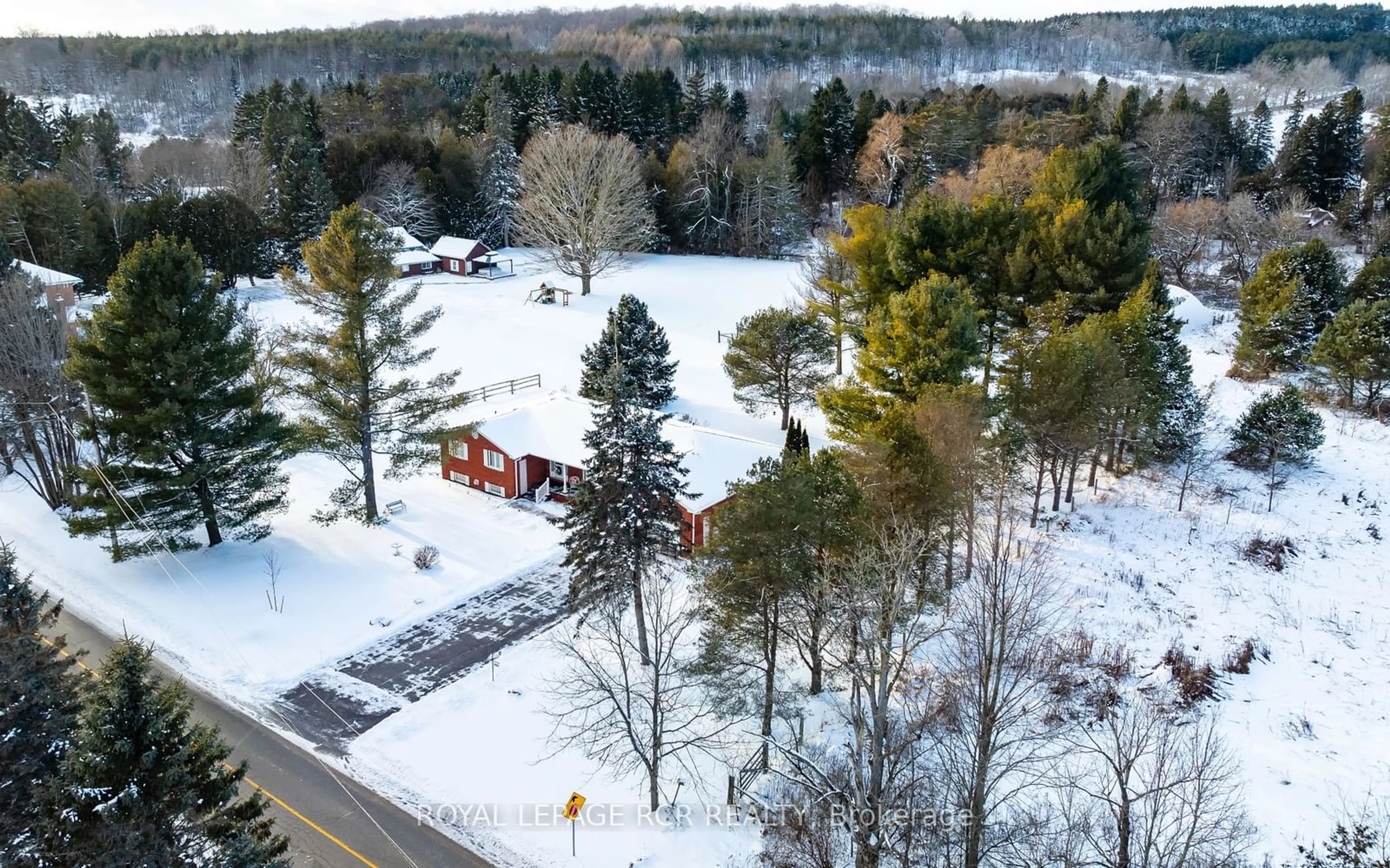 A pic from outside/outdoor area/front of a property/back of a property/a pic from drone, unknown for 2534 Highpoint Sdrd, Caledon Ontario L7K 0J1