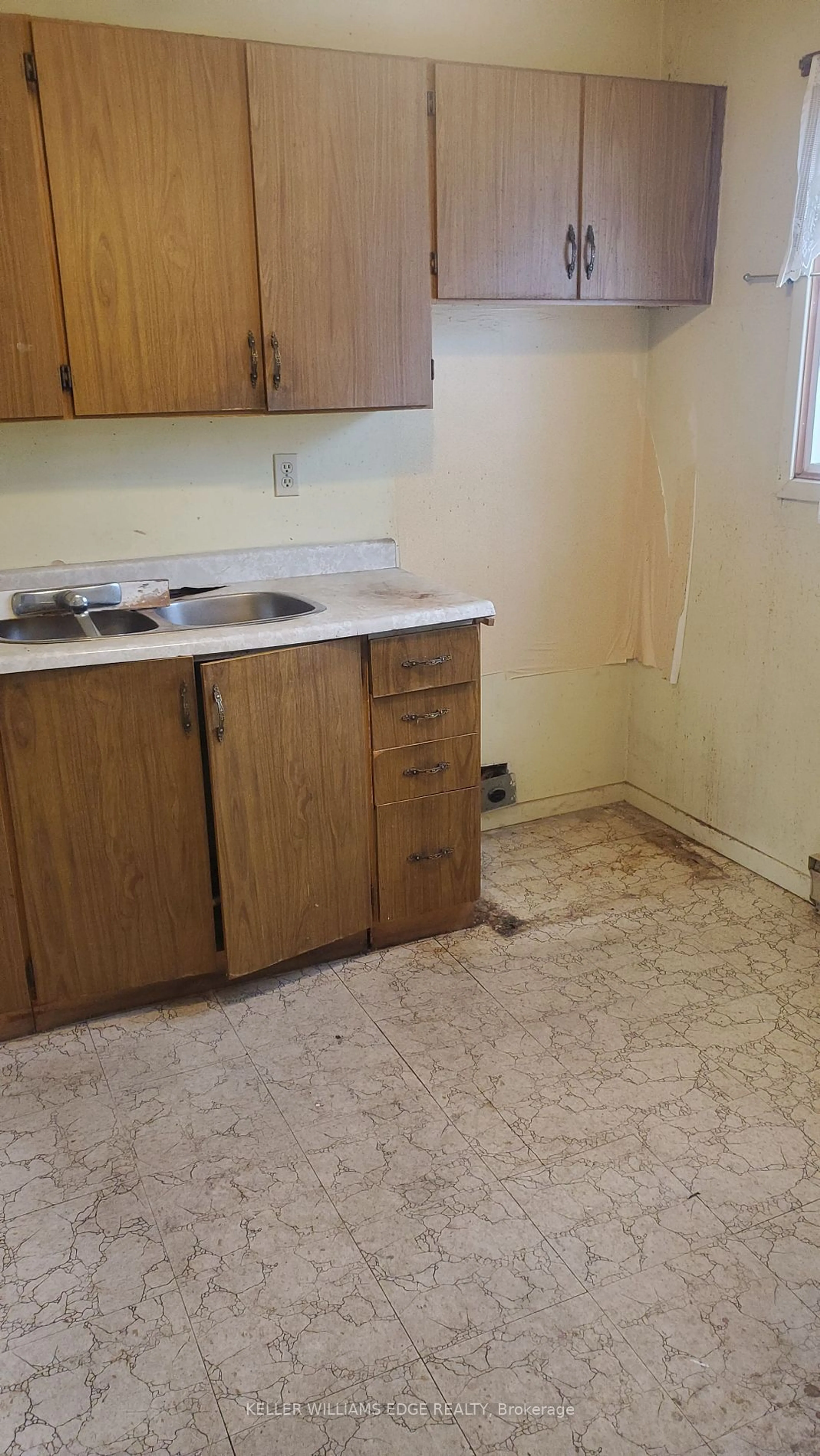 Standard kitchen, unknown for 2050 Upper Middle Rd #56, Burlington Ontario L7P 3R9