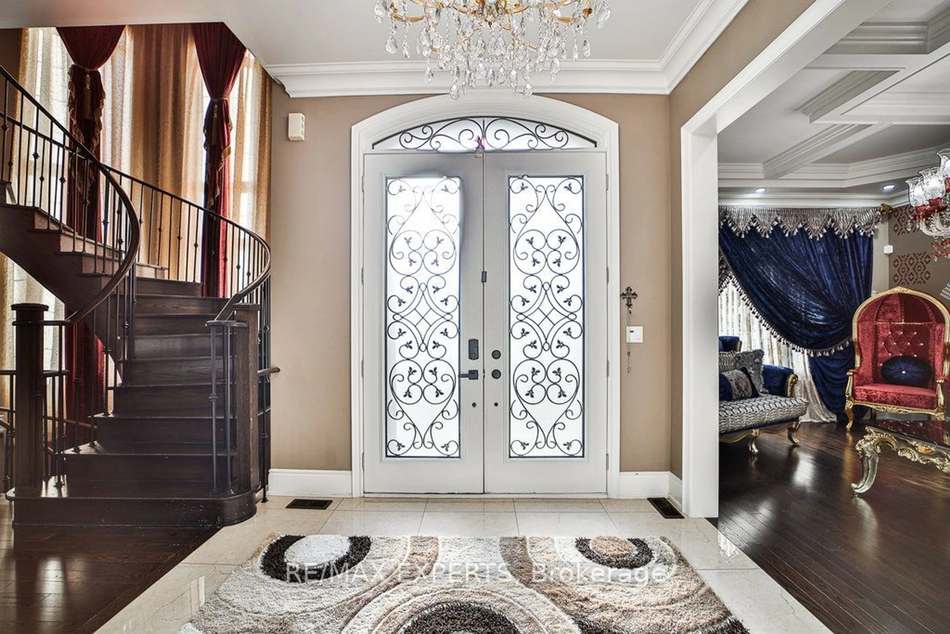 Indoor entryway for 28 Pendergast Crt, Brampton Ontario L6P 0H8