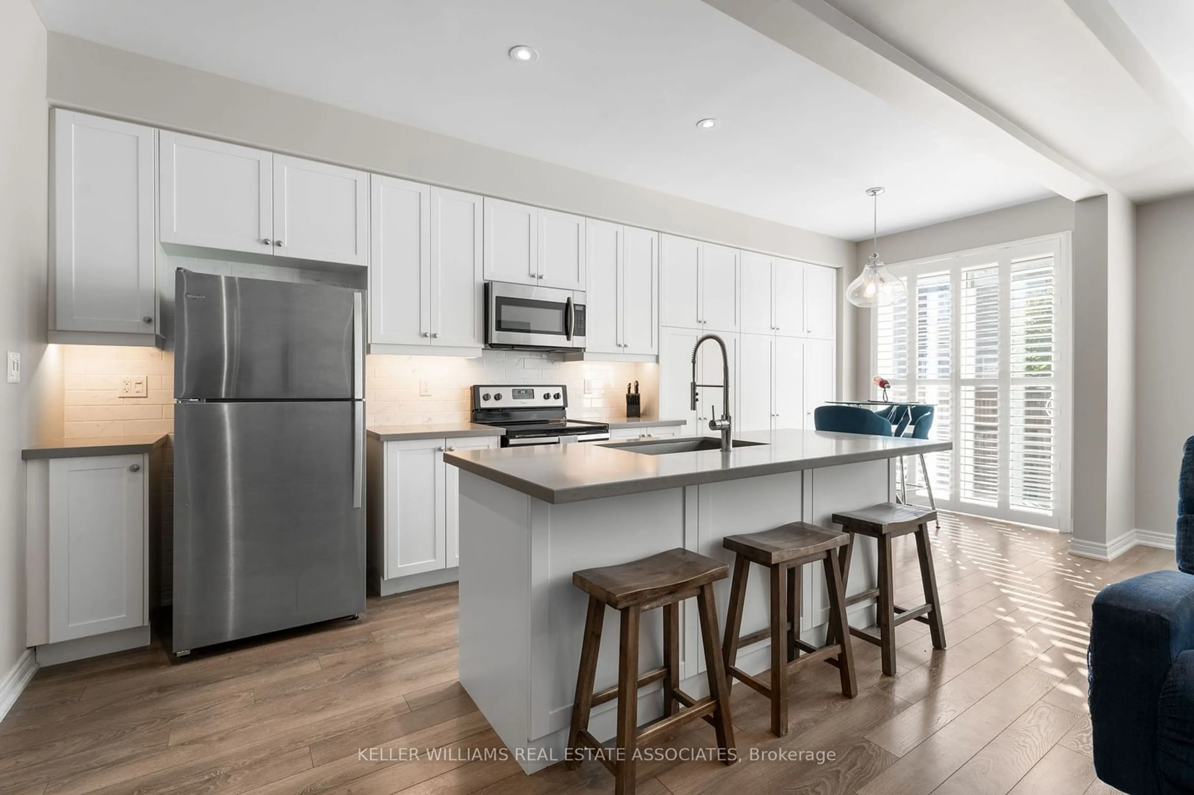 Open concept kitchen, unknown for 22 Abigail Cres, Caledon Ontario L7C 4C7