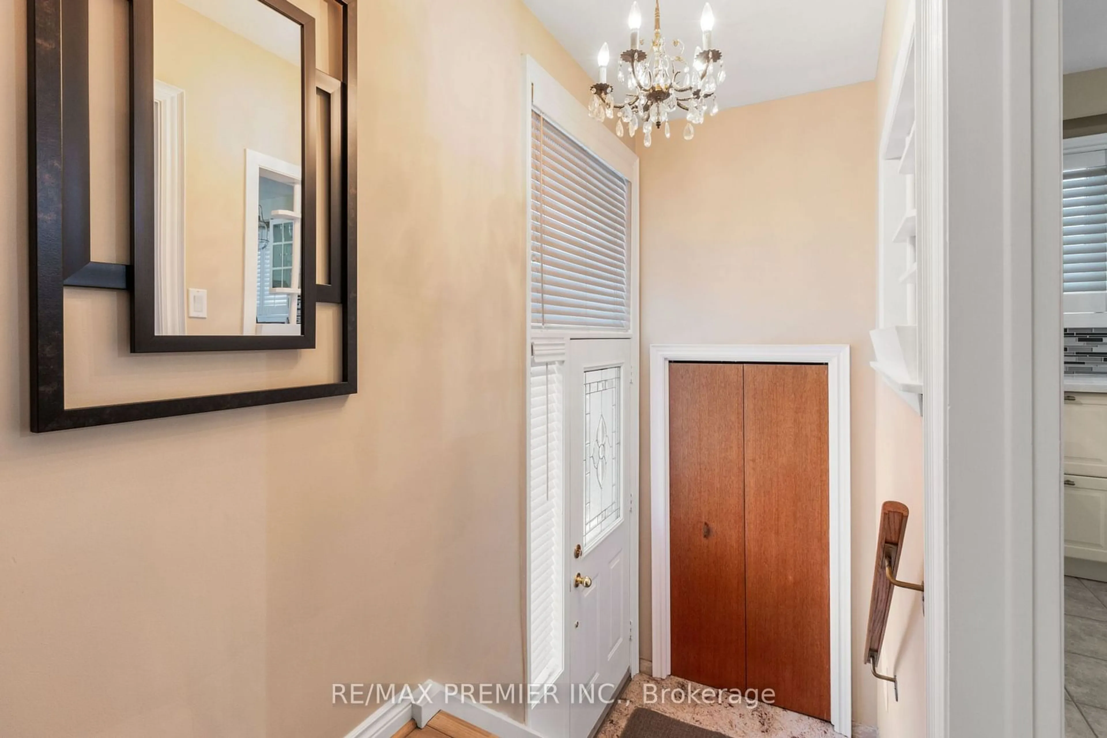 Indoor entryway for 18 Watney Cres, Toronto Ontario M3L 2C9