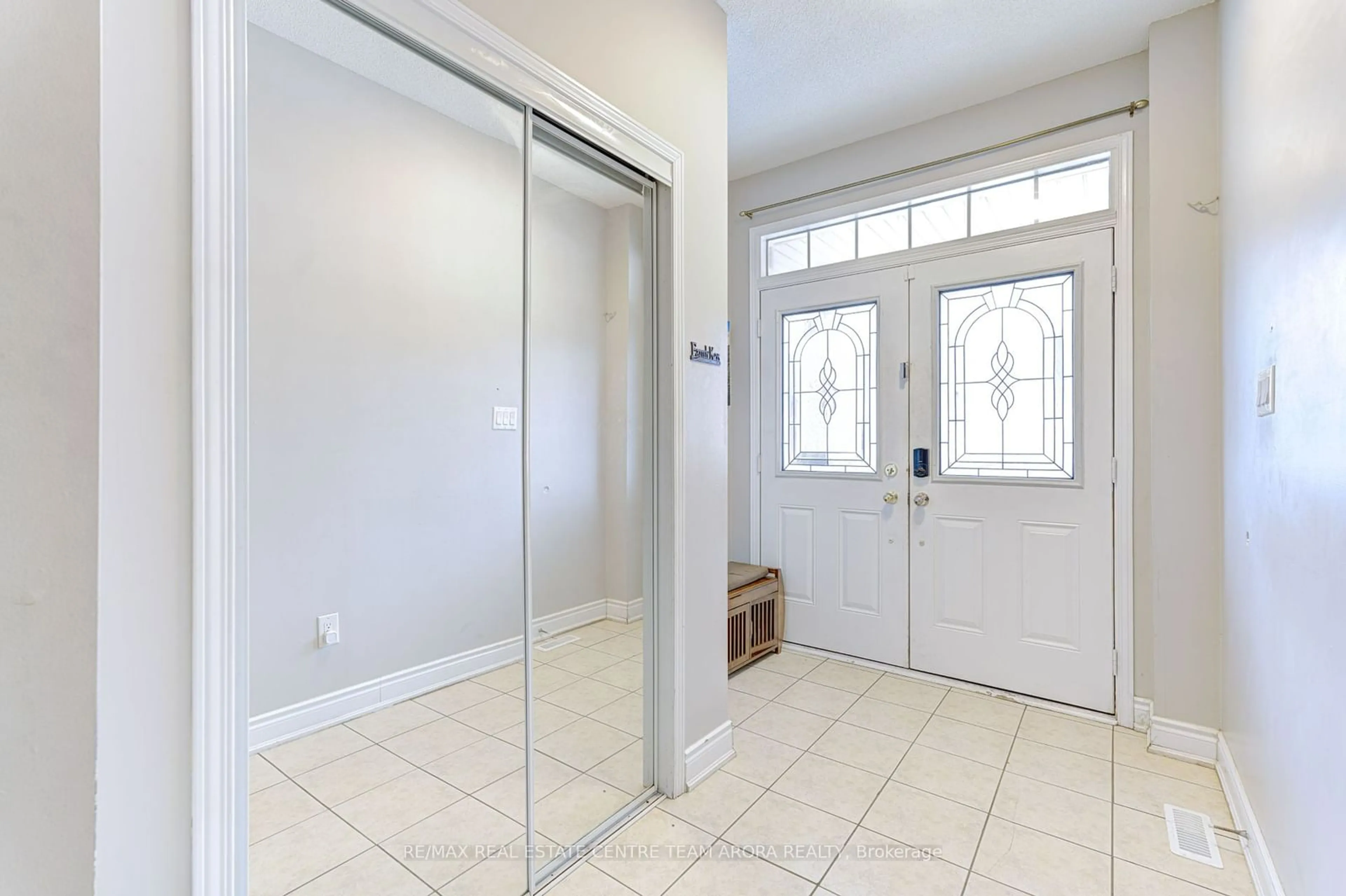 Indoor entryway for 102 Kilrea Way, Brampton Ontario L6X 0R3