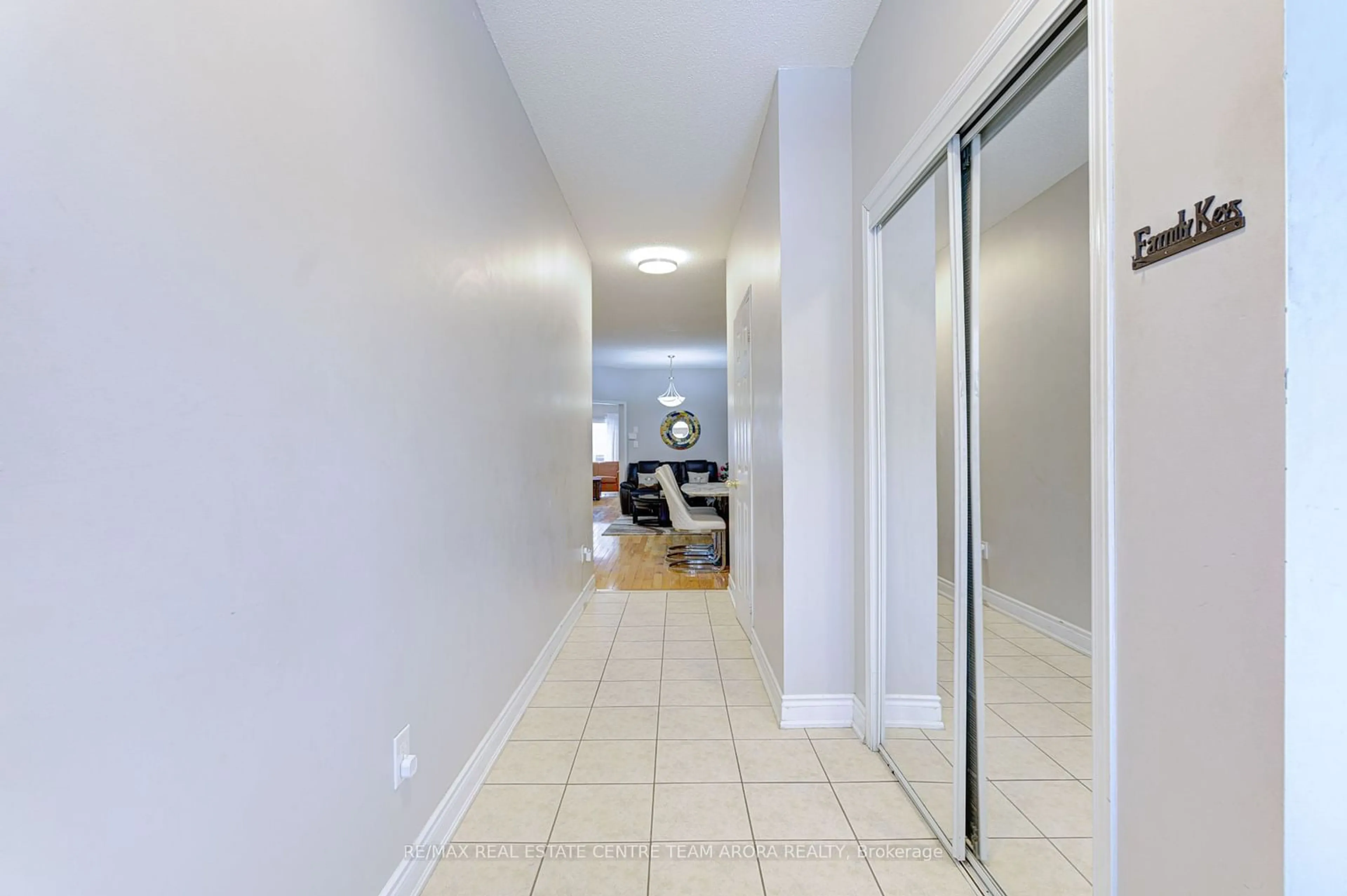 Indoor foyer for 102 Kilrea Way, Brampton Ontario L6X 0R3