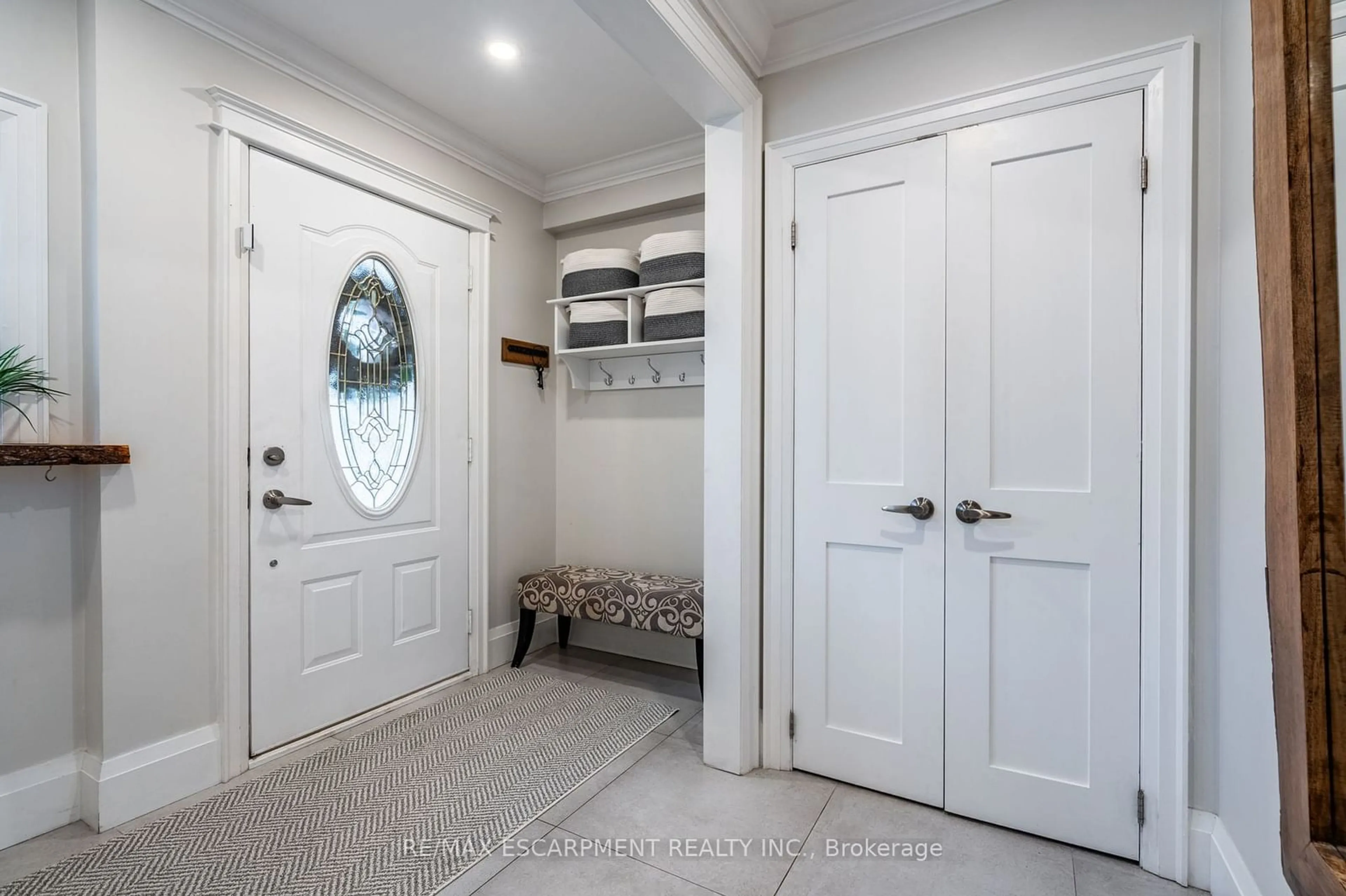 Indoor entryway for 555 Elwood Rd, Burlington Ontario L7N 3C6