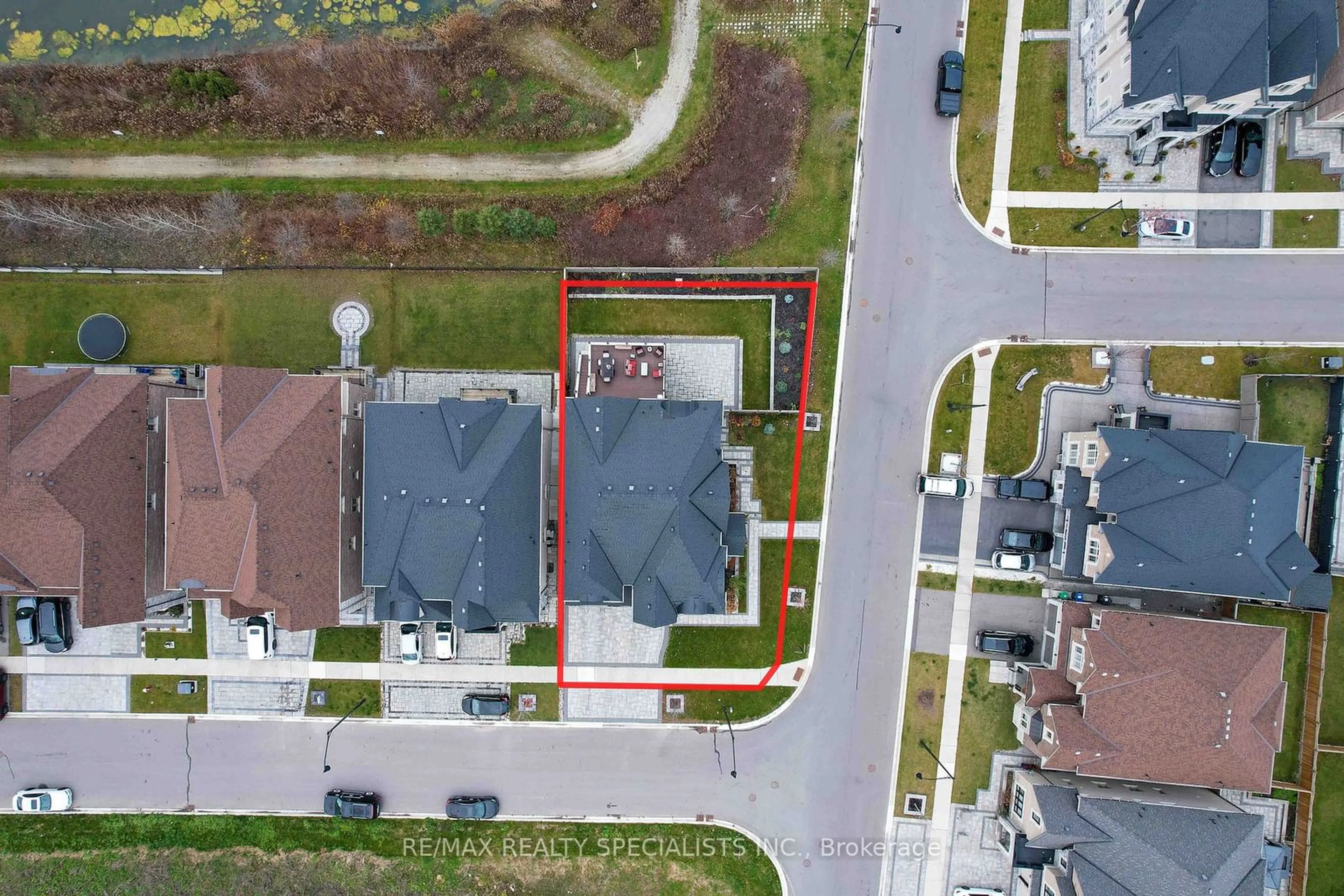 A pic from outside/outdoor area/front of a property/back of a property/a pic from drone, street for 30 Trail Rider Dr, Brampton Ontario L6P 4M4