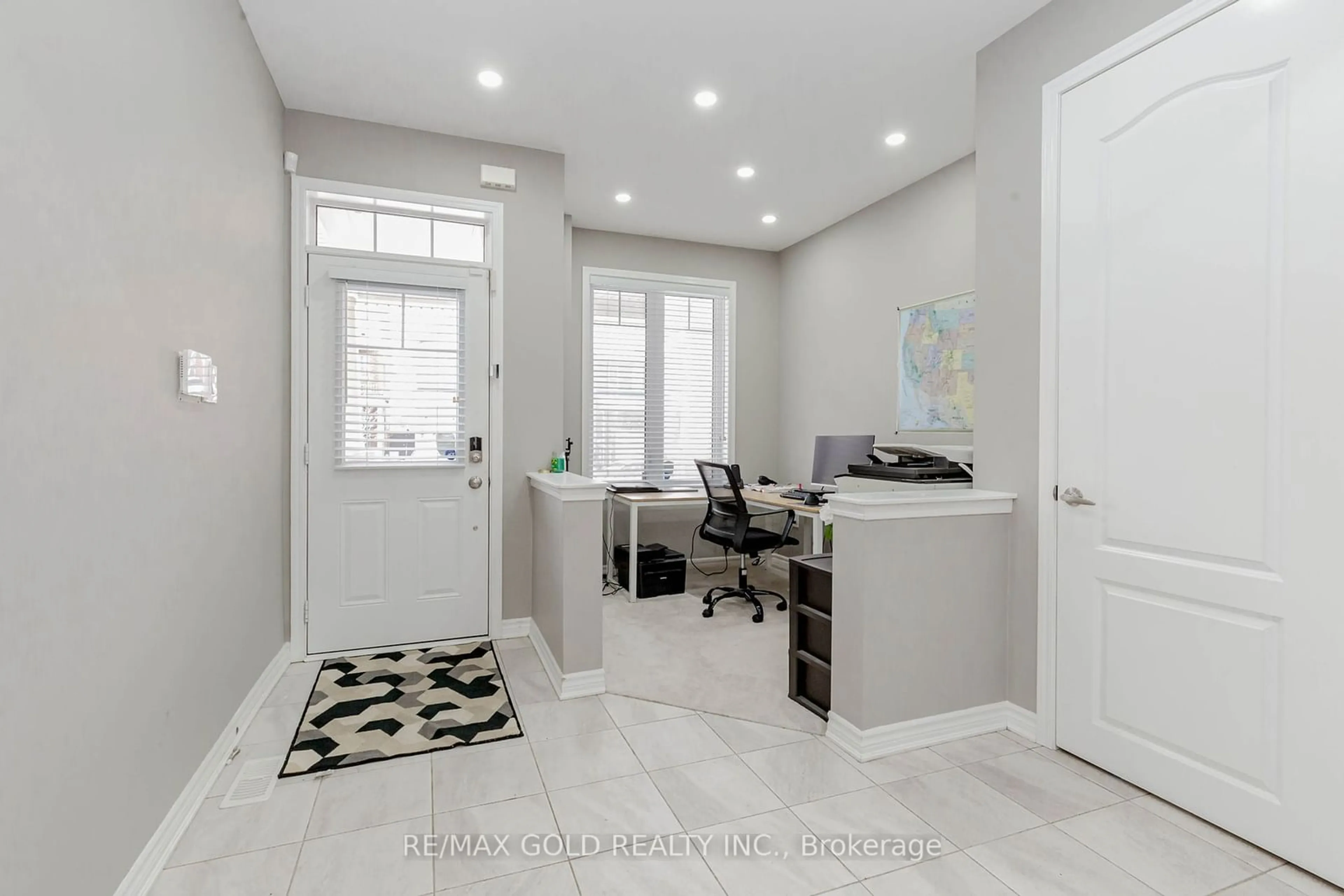 Indoor entryway for 18 Jemima Rd, Brampton Ontario L7A 4T6