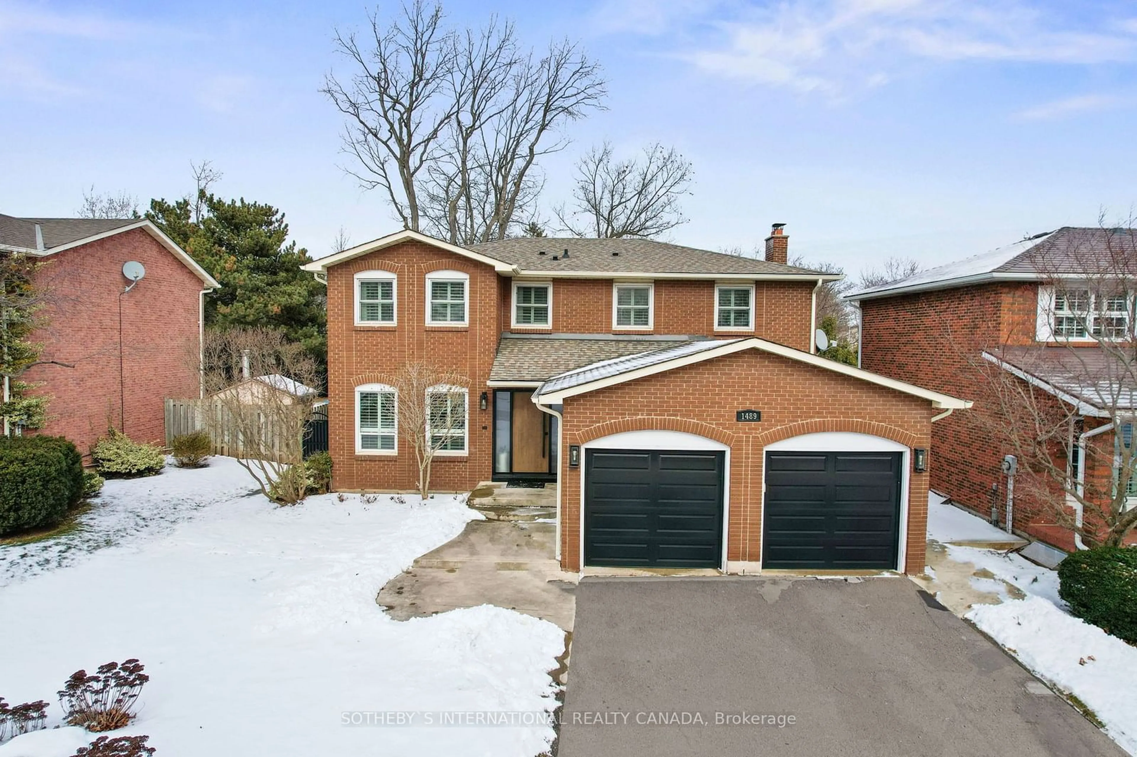 A pic from outside/outdoor area/front of a property/back of a property/a pic from drone, street for 1489 Jasmine Cres, Oakville Ontario L6H 3H2