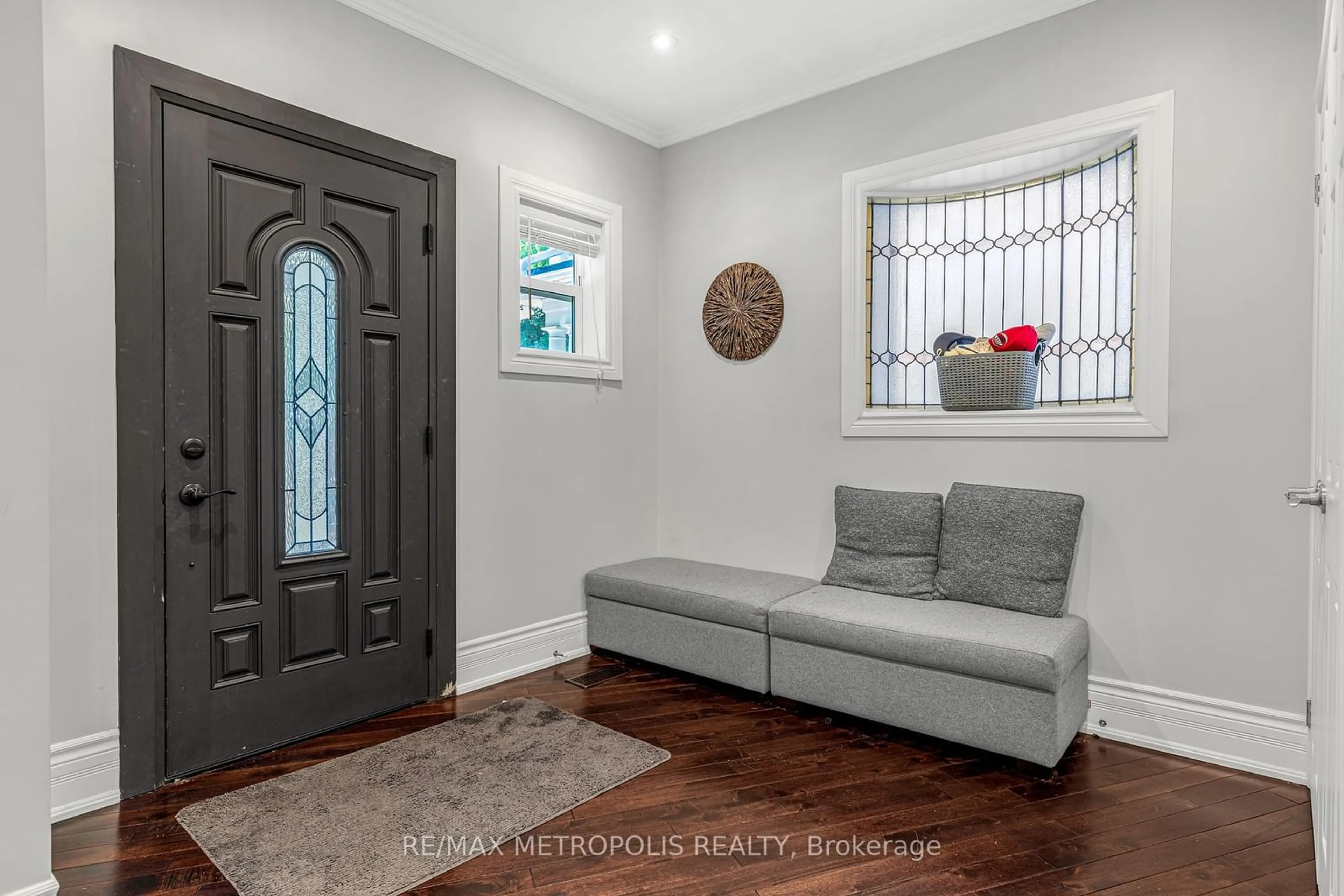 Indoor entryway for 26 Algonquin Ave, Toronto Ontario M6R 1K7