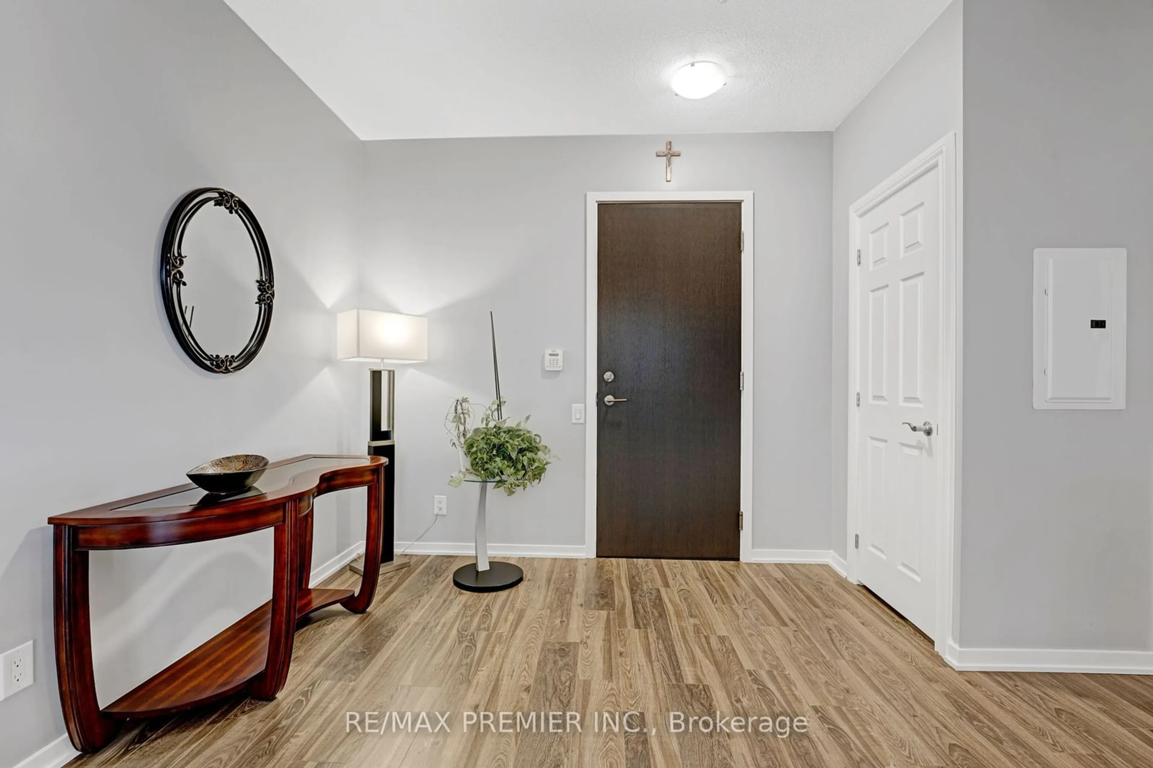 Indoor entryway for 105 The Queensway #714, Toronto Ontario M6S 5B5