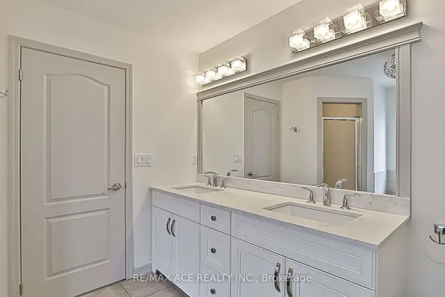 Additional property image - 3206 Sorrento Cres