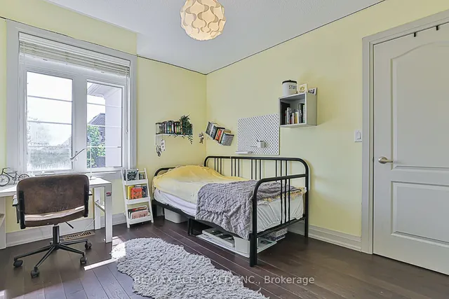 Additional property image - 3206 Sorrento Cres